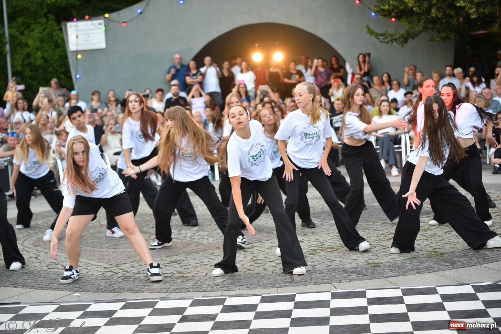 Zdjęcie w galerii na portalu naszraciborz.pl: Magia tańca i wspólnej zabawy. Tancerze z Polski i Czech podsumowali obóz pokazem i potańcówką w parku im. Miasta Roth wiadomości z regionu