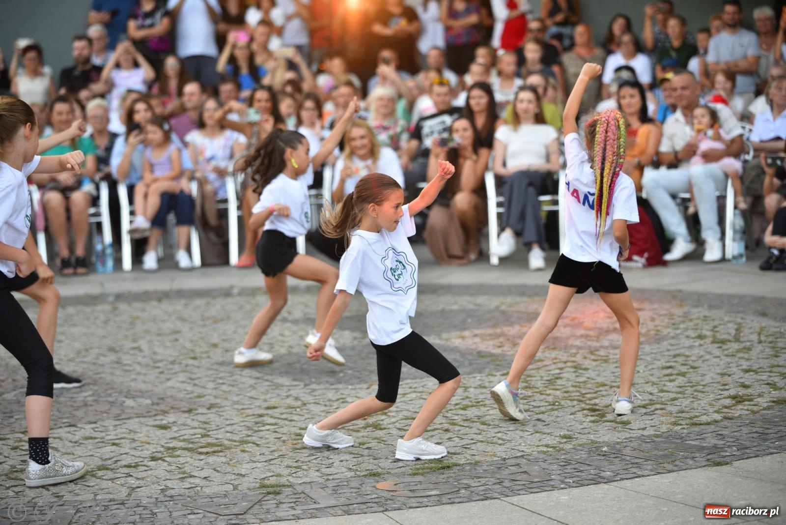 Zdjęcie w galerii na portalu naszraciborz.pl: Magia tańca i wspólnej zabawy. Tancerze z Polski i Czech podsumowali obóz pokazem i potańcówką w parku im. Miasta Roth wiadomości z regionu