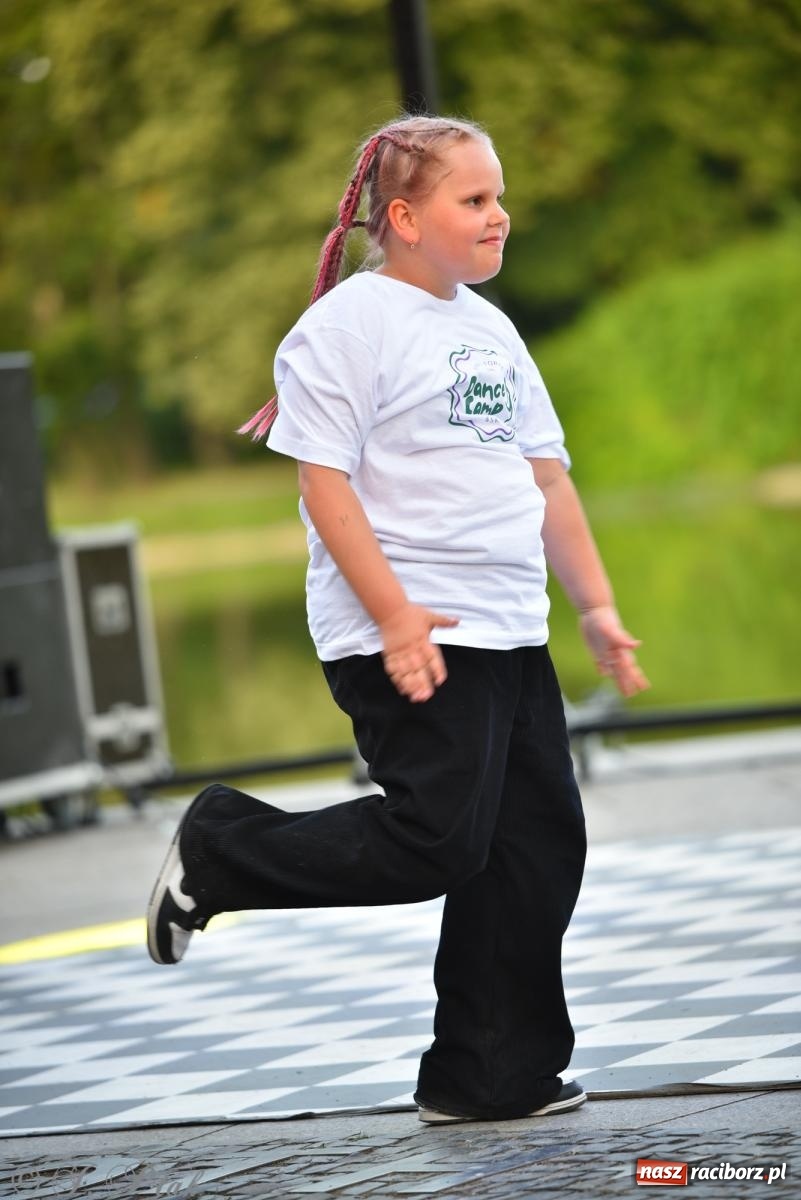 Zdjęcie w galerii na portalu naszraciborz.pl: Magia tańca i wspólnej zabawy. Tancerze z Polski i Czech podsumowali obóz pokazem i potańcówką w parku im. Miasta Roth wiadomości z regionu