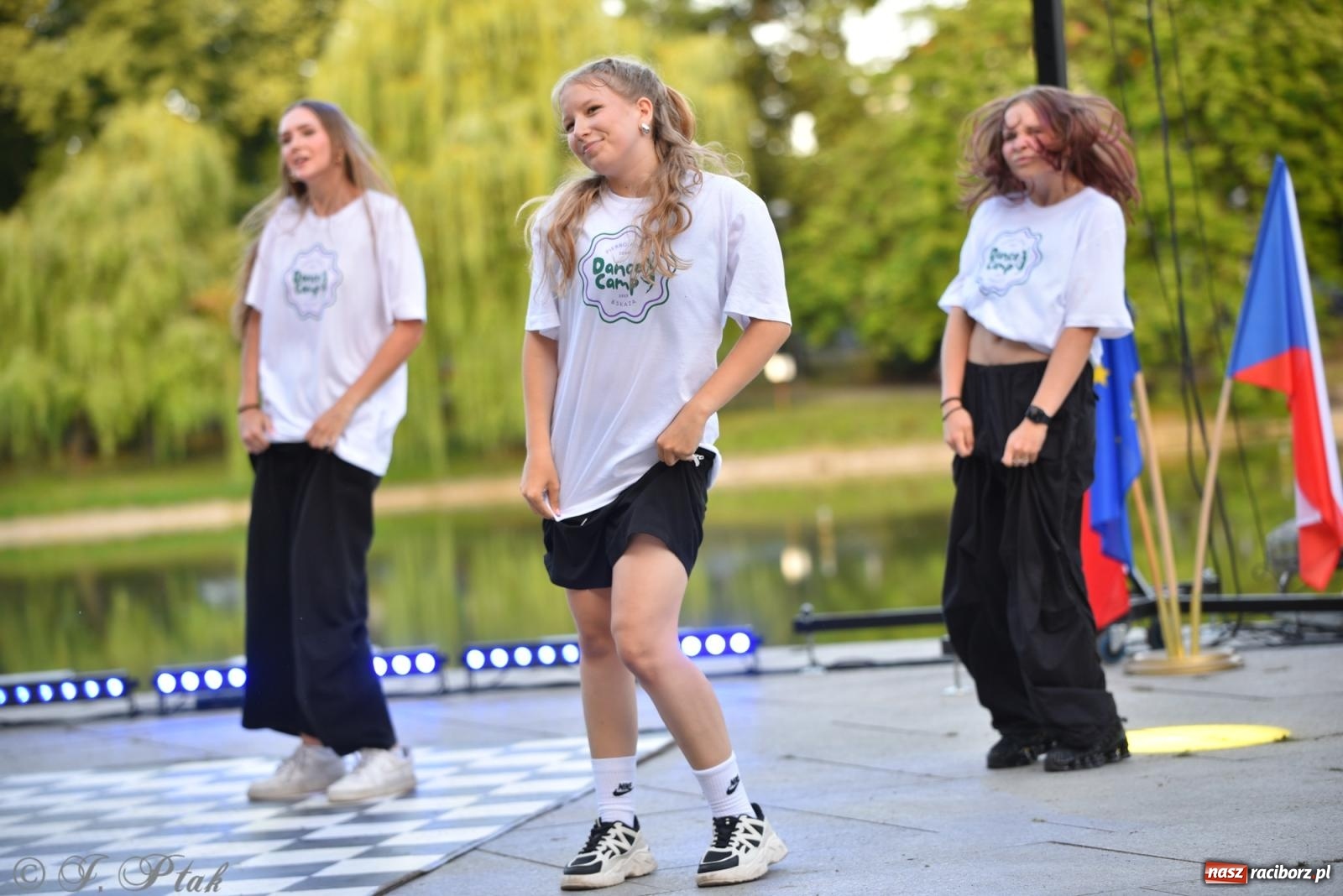Zdjęcie w galerii na portalu naszraciborz.pl: Magia tańca i wspólnej zabawy. Tancerze z Polski i Czech podsumowali obóz pokazem i potańcówką w parku im. Miasta Roth wiadomości z regionu