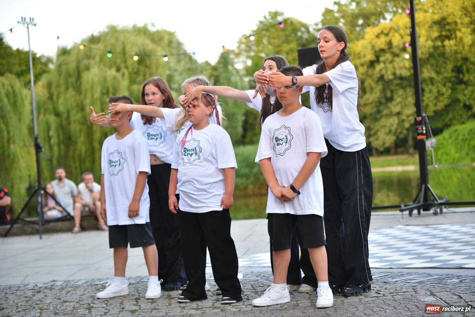 Zdjęcie w galerii na portalu naszraciborz.pl: Magia tańca i wspólnej zabawy. Tancerze z Polski i Czech podsumowali obóz pokazem i potańcówką w parku im. Miasta Roth wiadomości z regionu