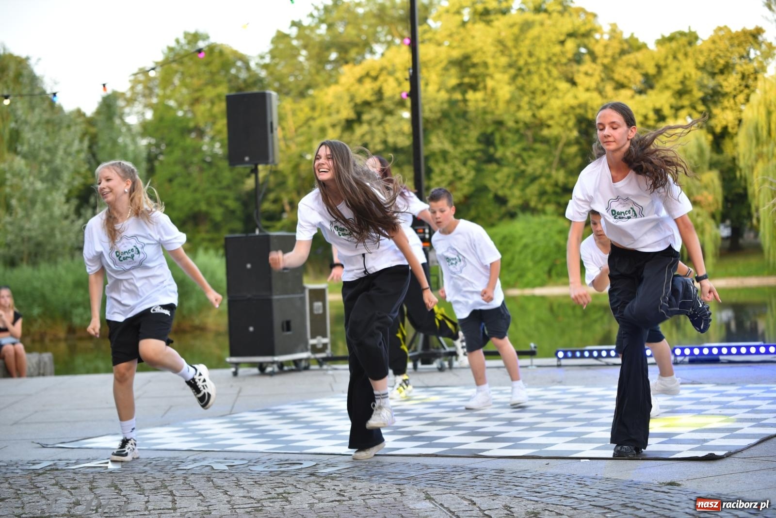 Zdjęcie w galerii na portalu naszraciborz.pl: Magia tańca i wspólnej zabawy. Tancerze z Polski i Czech podsumowali obóz pokazem i potańcówką w parku im. Miasta Roth wiadomości z regionu