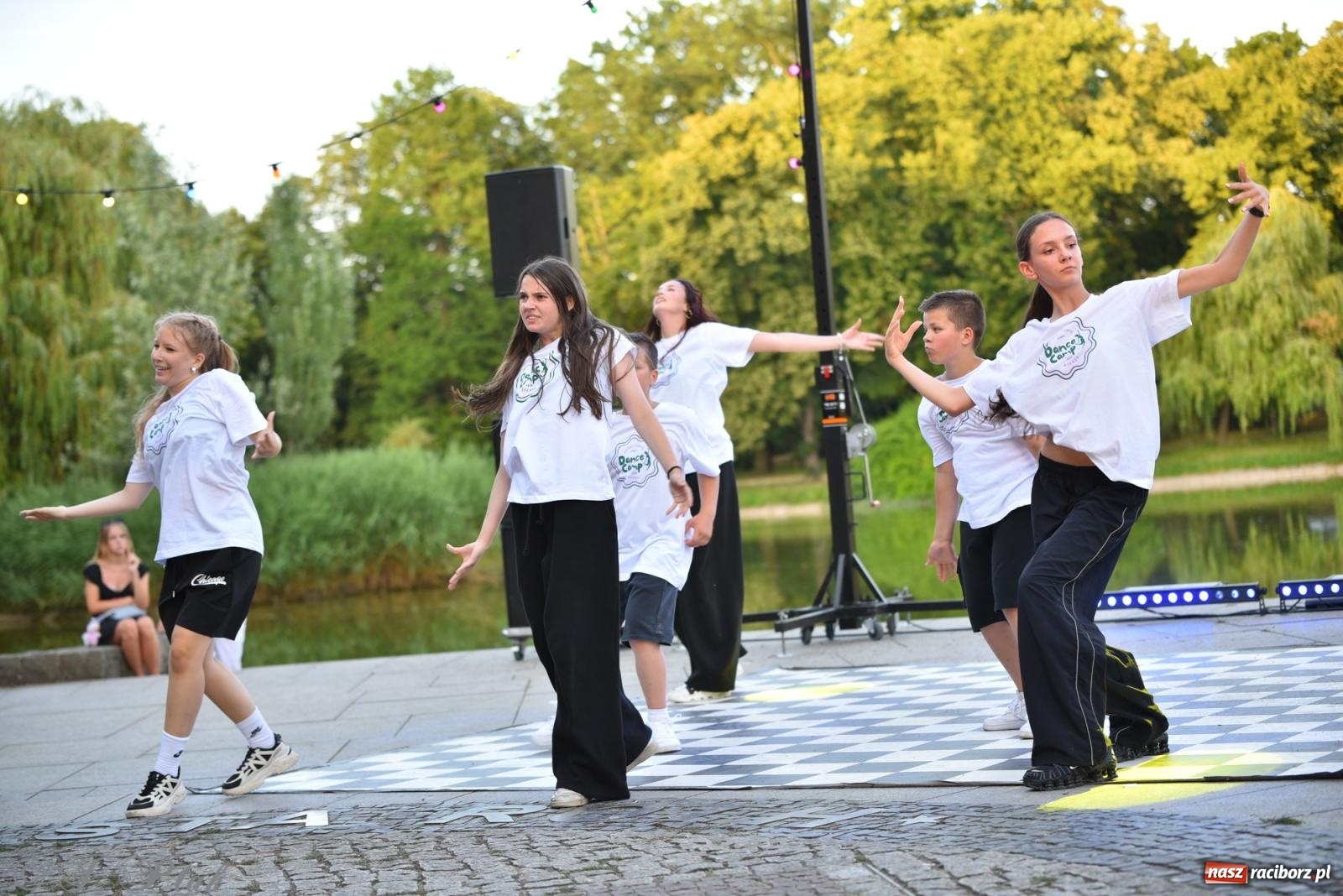 Zdjęcie w galerii na portalu naszraciborz.pl: Magia tańca i wspólnej zabawy. Tancerze z Polski i Czech podsumowali obóz pokazem i potańcówką w parku im. Miasta Roth wiadomości z regionu