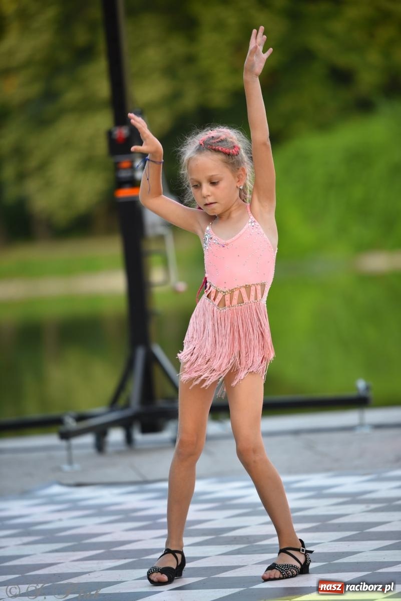 Zdjęcie w galerii na portalu naszraciborz.pl: Magia tańca i wspólnej zabawy. Tancerze z Polski i Czech podsumowali obóz pokazem i potańcówką w parku im. Miasta Roth wiadomości z regionu