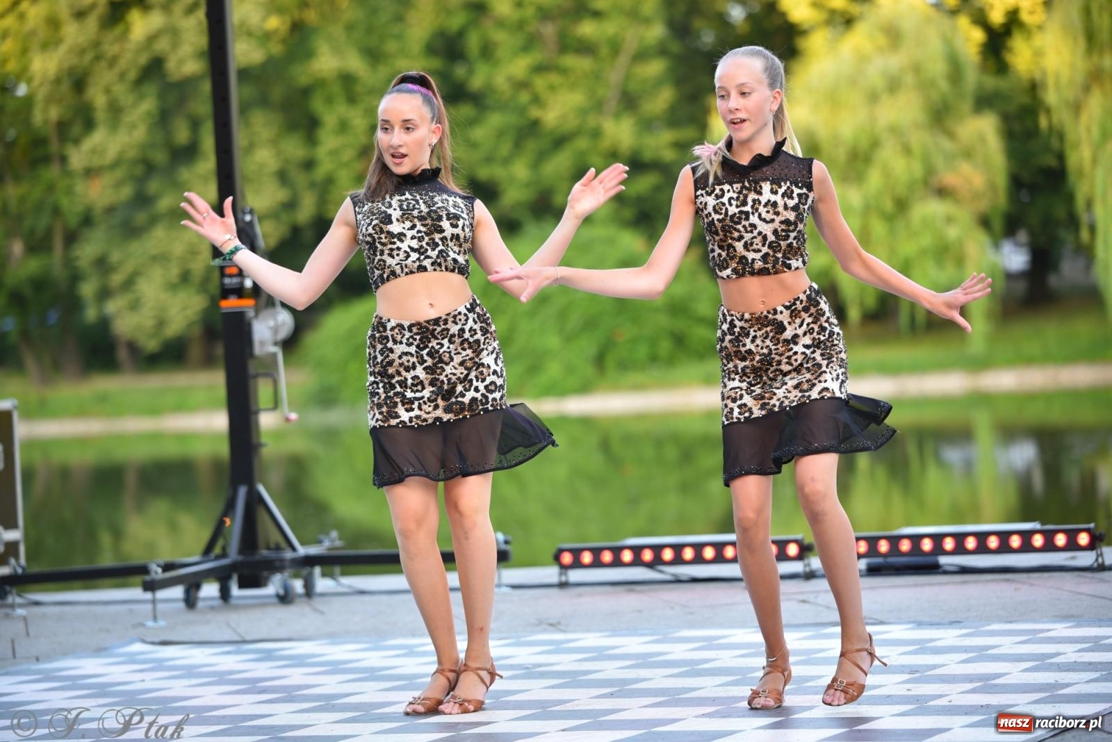 Zdjęcie w galerii na portalu naszraciborz.pl: Magia tańca i wspólnej zabawy. Tancerze z Polski i Czech podsumowali obóz pokazem i potańcówką w parku im. Miasta Roth wiadomości z regionu