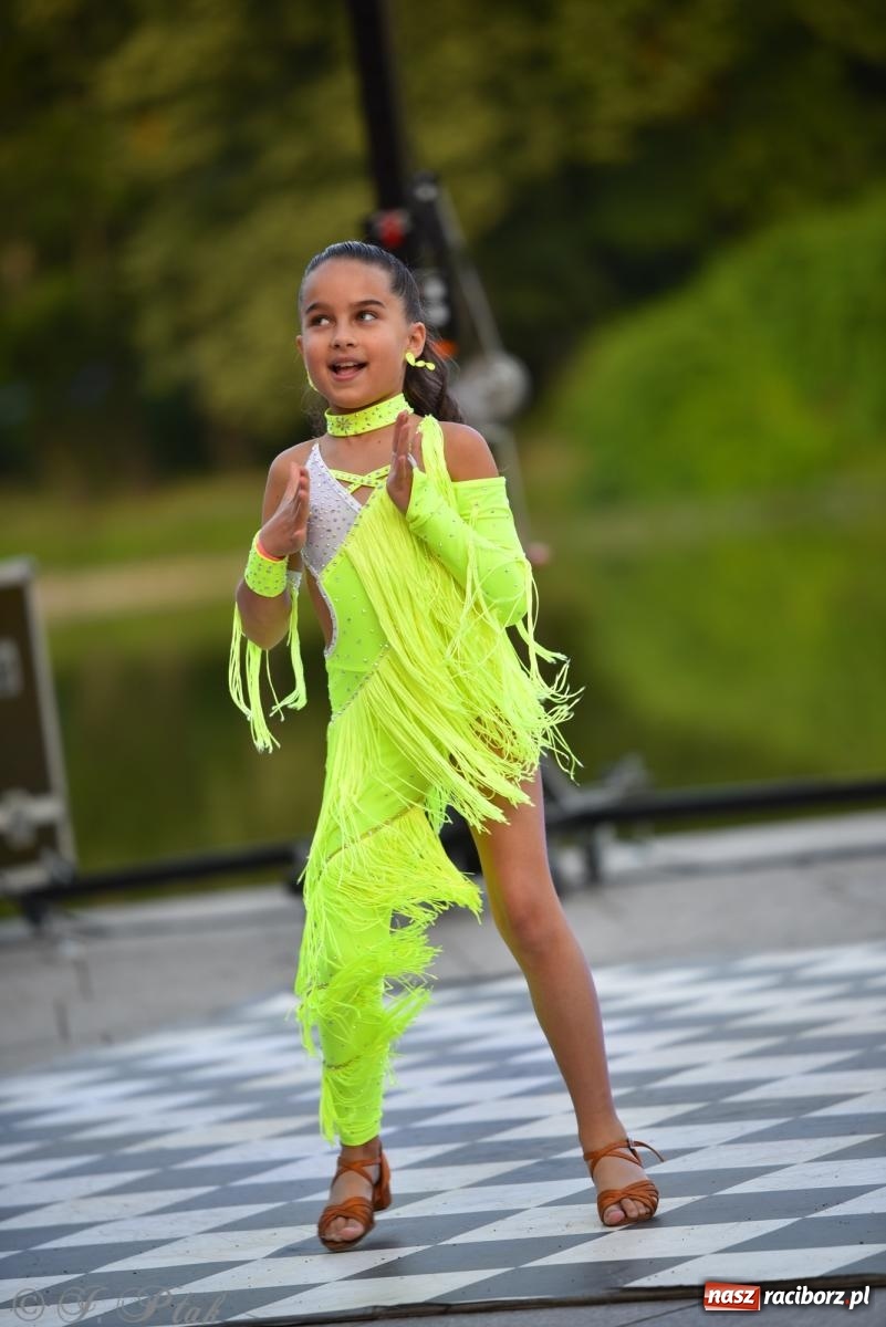 Zdjęcie w galerii na portalu naszraciborz.pl: Magia tańca i wspólnej zabawy. Tancerze z Polski i Czech podsumowali obóz pokazem i potańcówką w parku im. Miasta Roth wiadomości z regionu