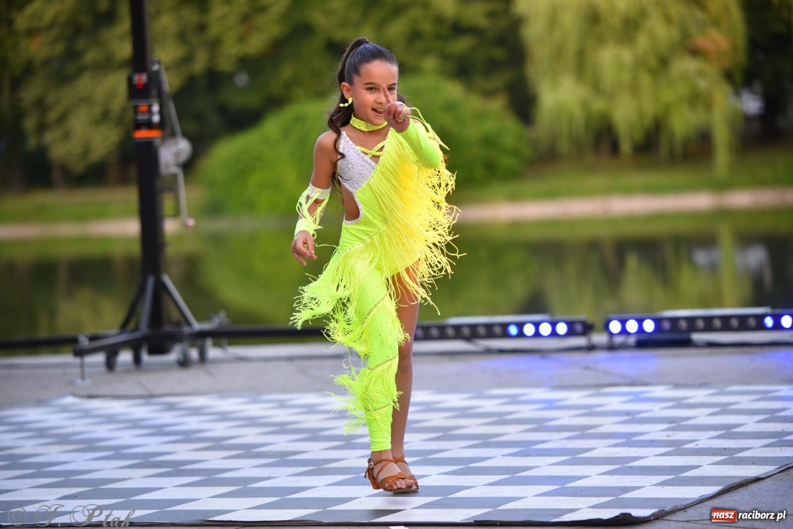 Zdjęcie w galerii na portalu naszraciborz.pl: Magia tańca i wspólnej zabawy. Tancerze z Polski i Czech podsumowali obóz pokazem i potańcówką w parku im. Miasta Roth wiadomości z regionu