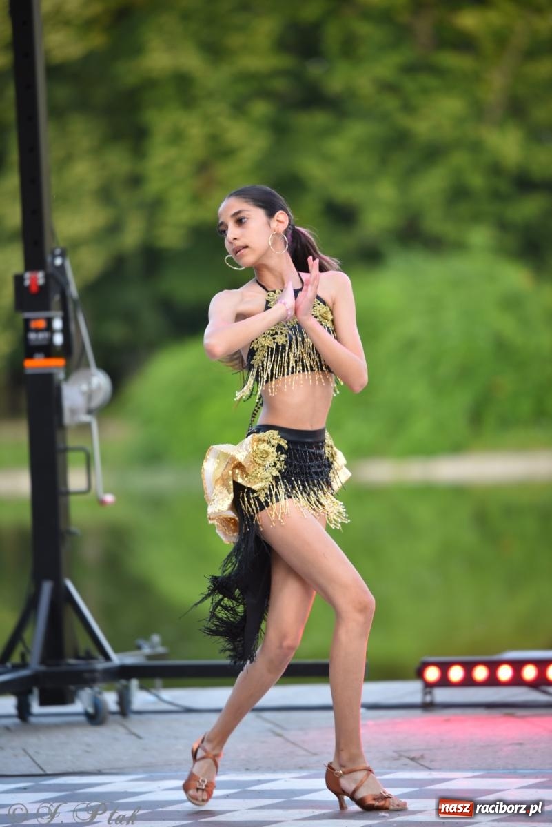 Zdjęcie w galerii na portalu naszraciborz.pl: Magia tańca i wspólnej zabawy. Tancerze z Polski i Czech podsumowali obóz pokazem i potańcówką w parku im. Miasta Roth wiadomości z regionu