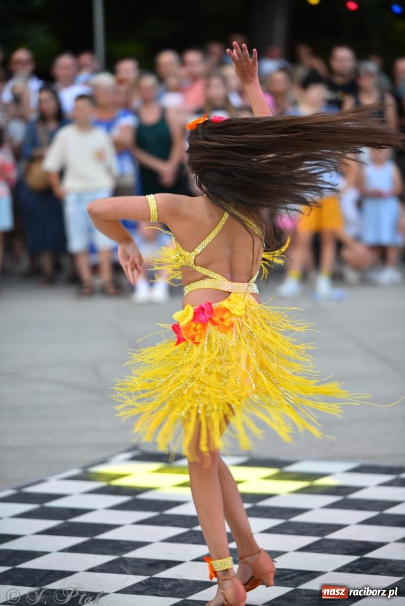 Zdjęcie w galerii na portalu naszraciborz.pl: Magia tańca i wspólnej zabawy. Tancerze z Polski i Czech podsumowali obóz pokazem i potańcówką w parku im. Miasta Roth wiadomości z regionu