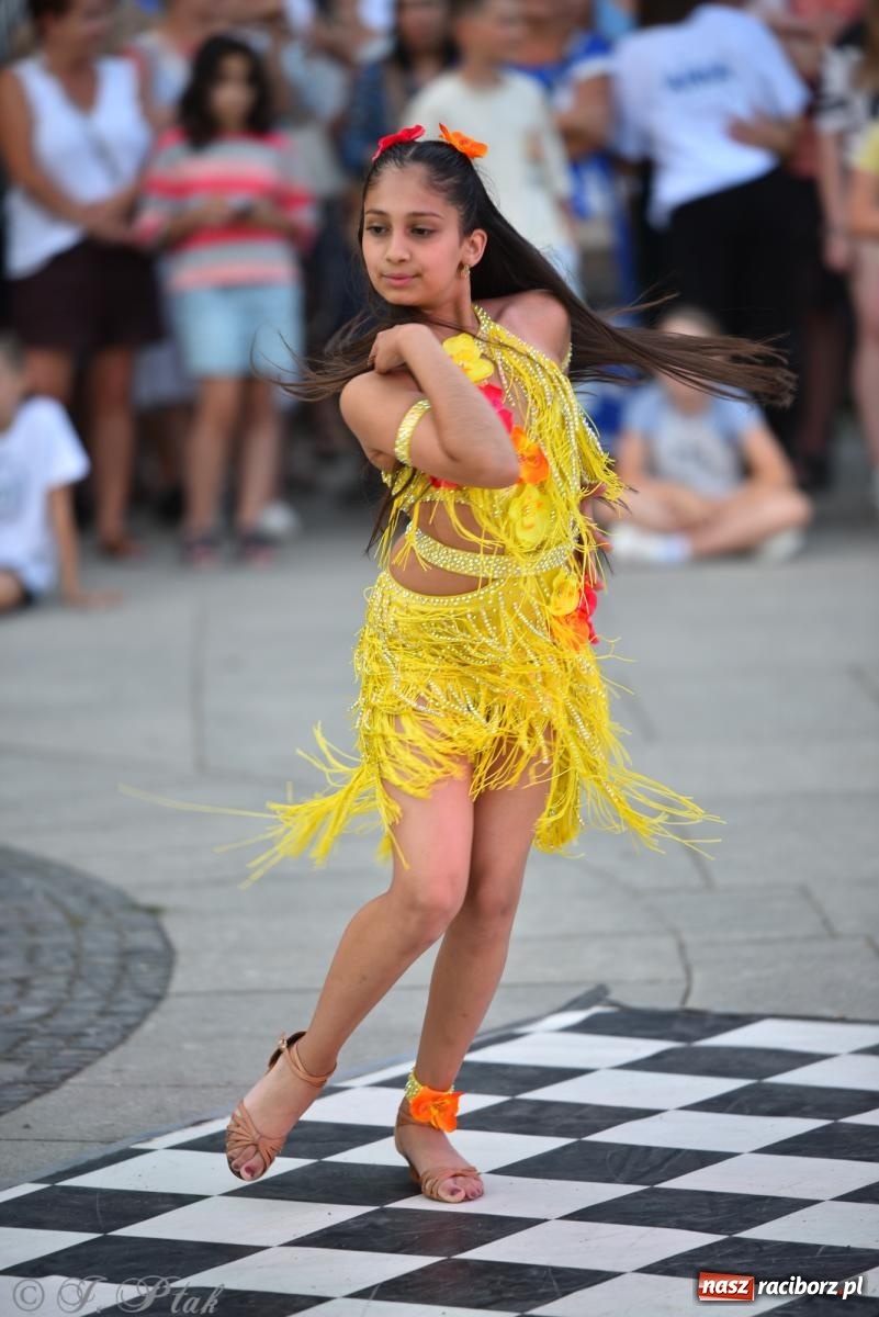 Zdjęcie w galerii na portalu naszraciborz.pl: Magia tańca i wspólnej zabawy. Tancerze z Polski i Czech podsumowali obóz pokazem i potańcówką w parku im. Miasta Roth wiadomości z regionu