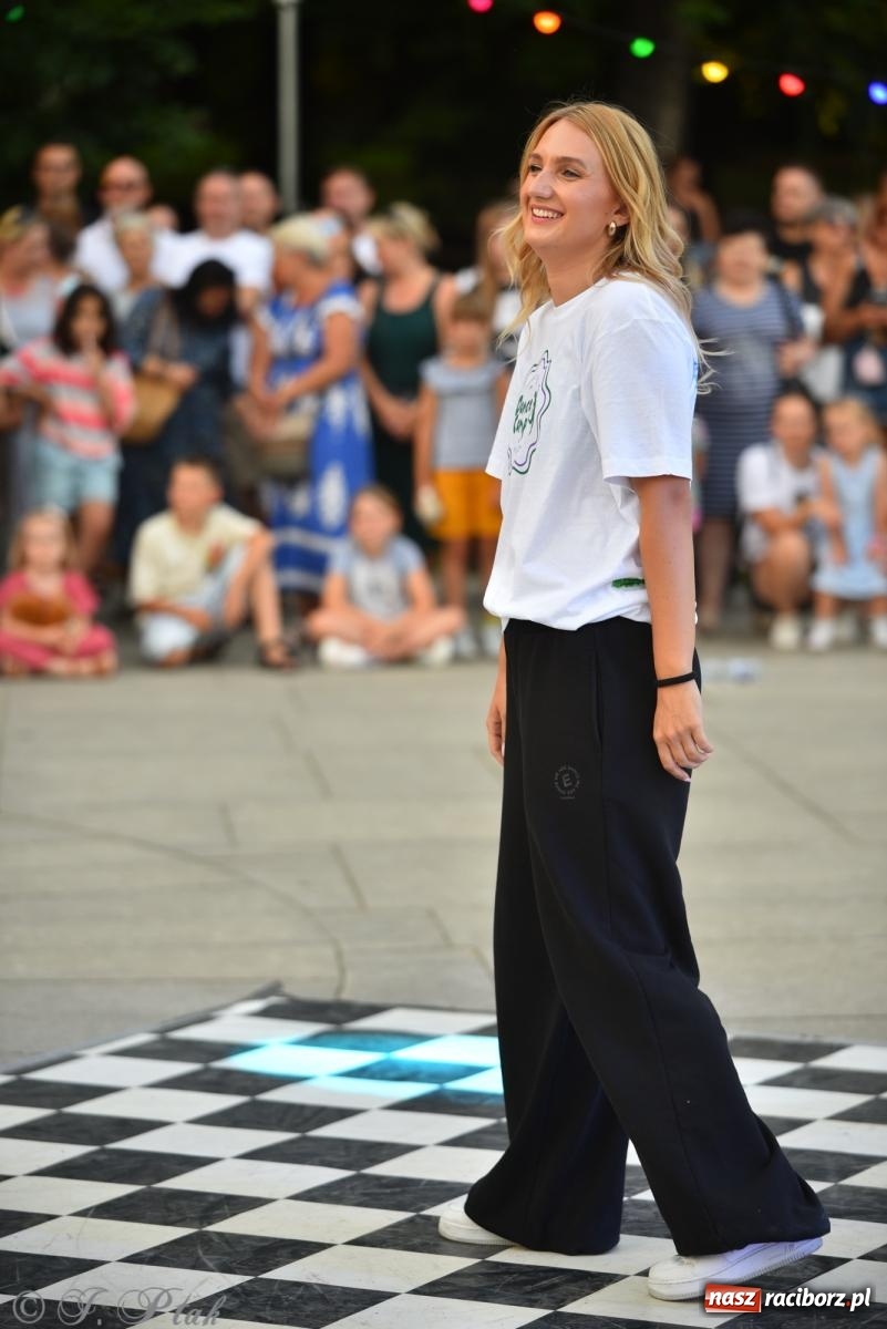 Zdjęcie w galerii na portalu naszraciborz.pl: Magia tańca i wspólnej zabawy. Tancerze z Polski i Czech podsumowali obóz pokazem i potańcówką w parku im. Miasta Roth wiadomości z regionu