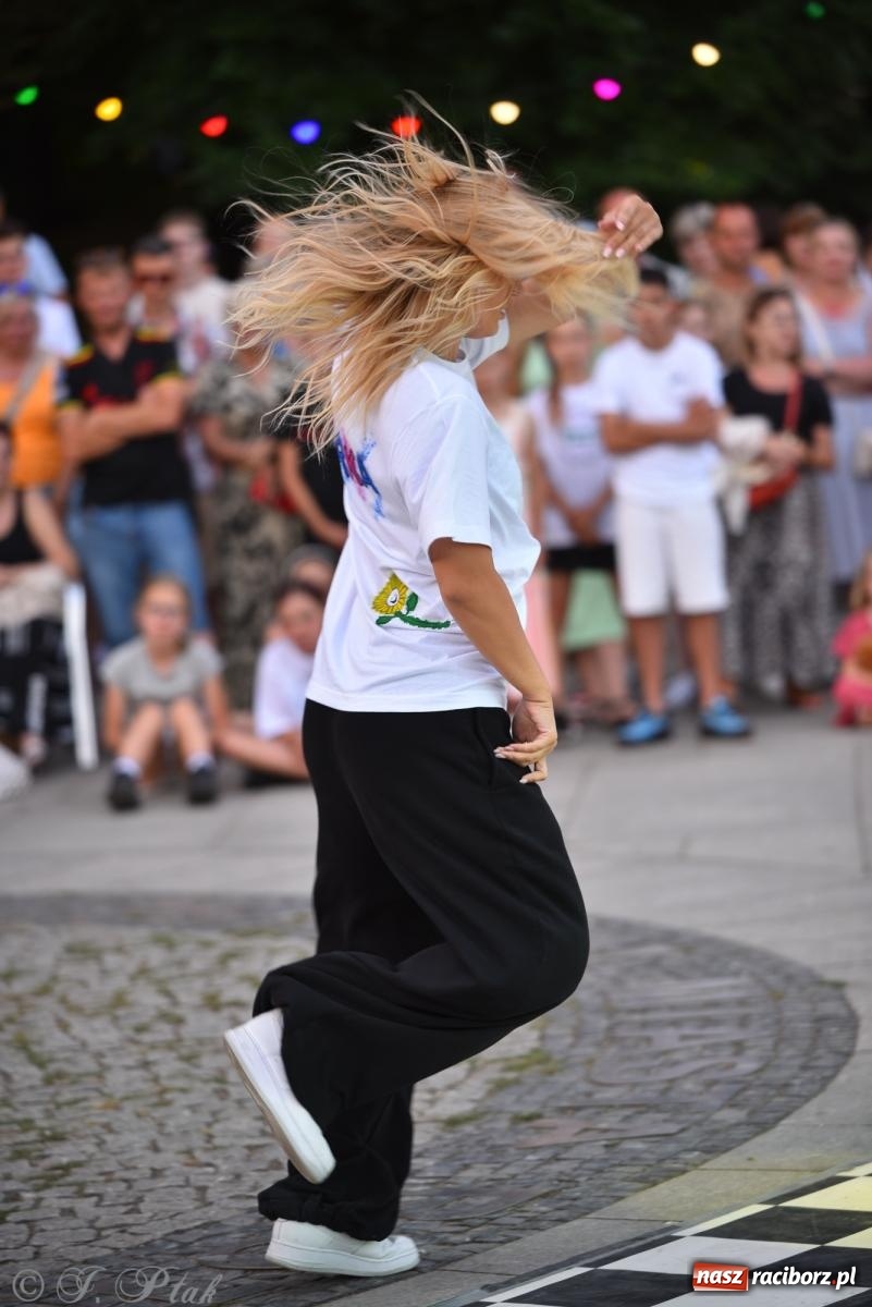 Zdjęcie w galerii na portalu naszraciborz.pl: Magia tańca i wspólnej zabawy. Tancerze z Polski i Czech podsumowali obóz pokazem i potańcówką w parku im. Miasta Roth wiadomości z regionu