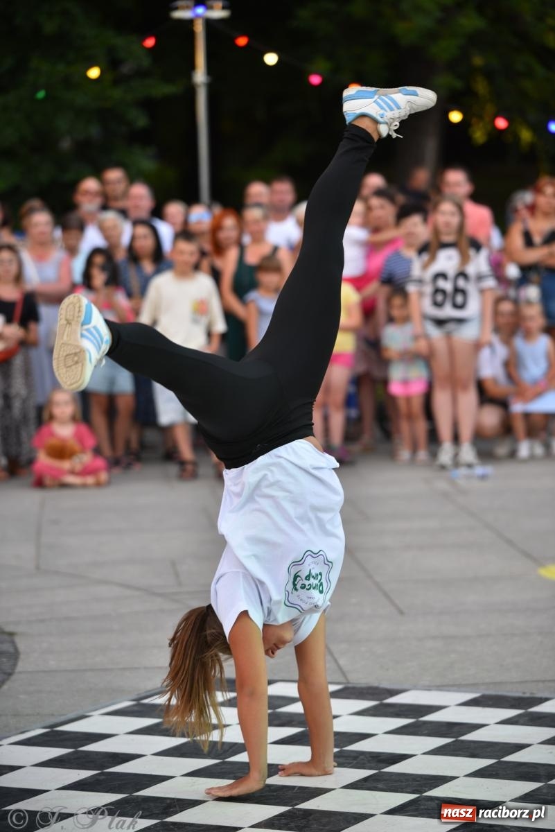 Zdjęcie w galerii na portalu naszraciborz.pl: Magia tańca i wspólnej zabawy. Tancerze z Polski i Czech podsumowali obóz pokazem i potańcówką w parku im. Miasta Roth wiadomości z regionu