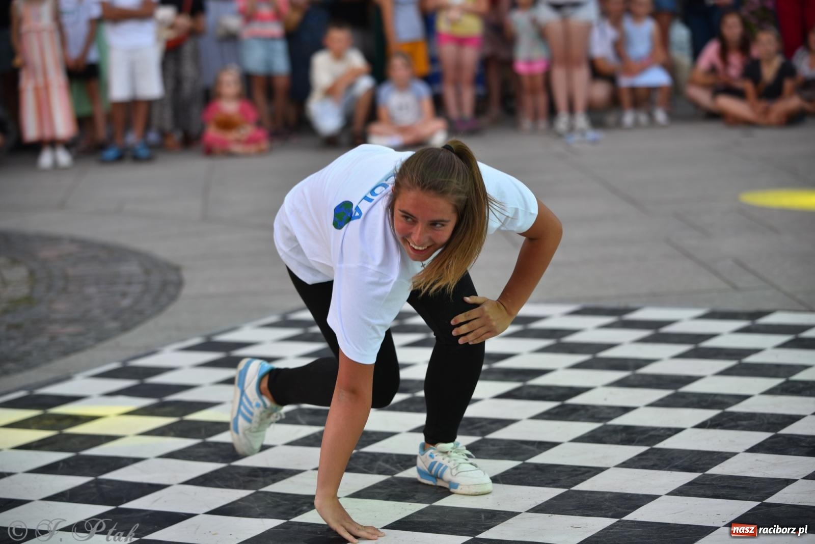 Zdjęcie w galerii na portalu naszraciborz.pl: Magia tańca i wspólnej zabawy. Tancerze z Polski i Czech podsumowali obóz pokazem i potańcówką w parku im. Miasta Roth wiadomości z regionu