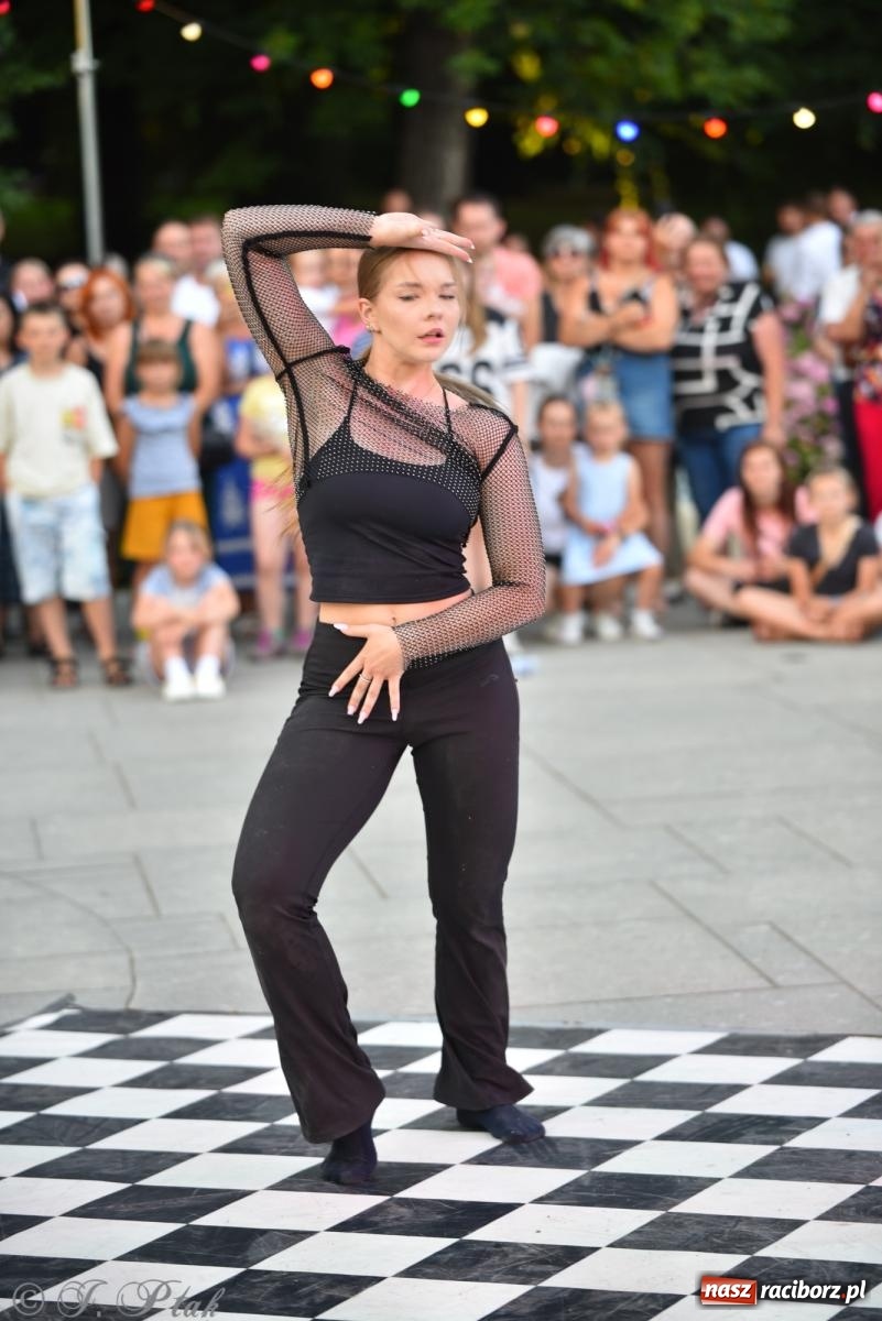 Zdjęcie w galerii na portalu naszraciborz.pl: Magia tańca i wspólnej zabawy. Tancerze z Polski i Czech podsumowali obóz pokazem i potańcówką w parku im. Miasta Roth wiadomości z regionu