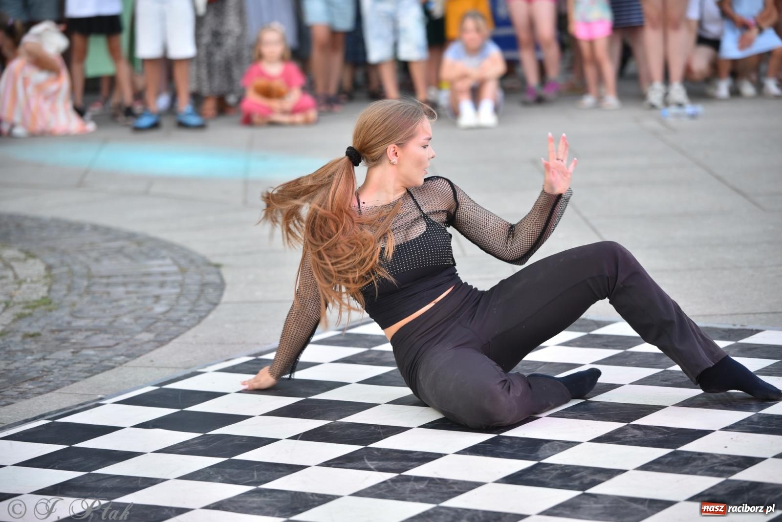 Zdjęcie w galerii na portalu naszraciborz.pl: Magia tańca i wspólnej zabawy. Tancerze z Polski i Czech podsumowali obóz pokazem i potańcówką w parku im. Miasta Roth wiadomości z regionu