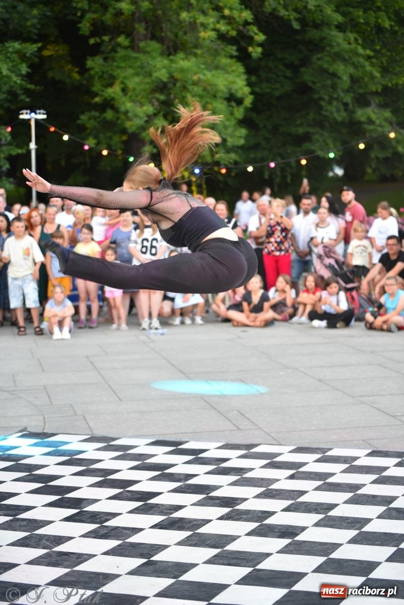 Zdjęcie w galerii na portalu naszraciborz.pl: Magia tańca i wspólnej zabawy. Tancerze z Polski i Czech podsumowali obóz pokazem i potańcówką w parku im. Miasta Roth wiadomości z regionu