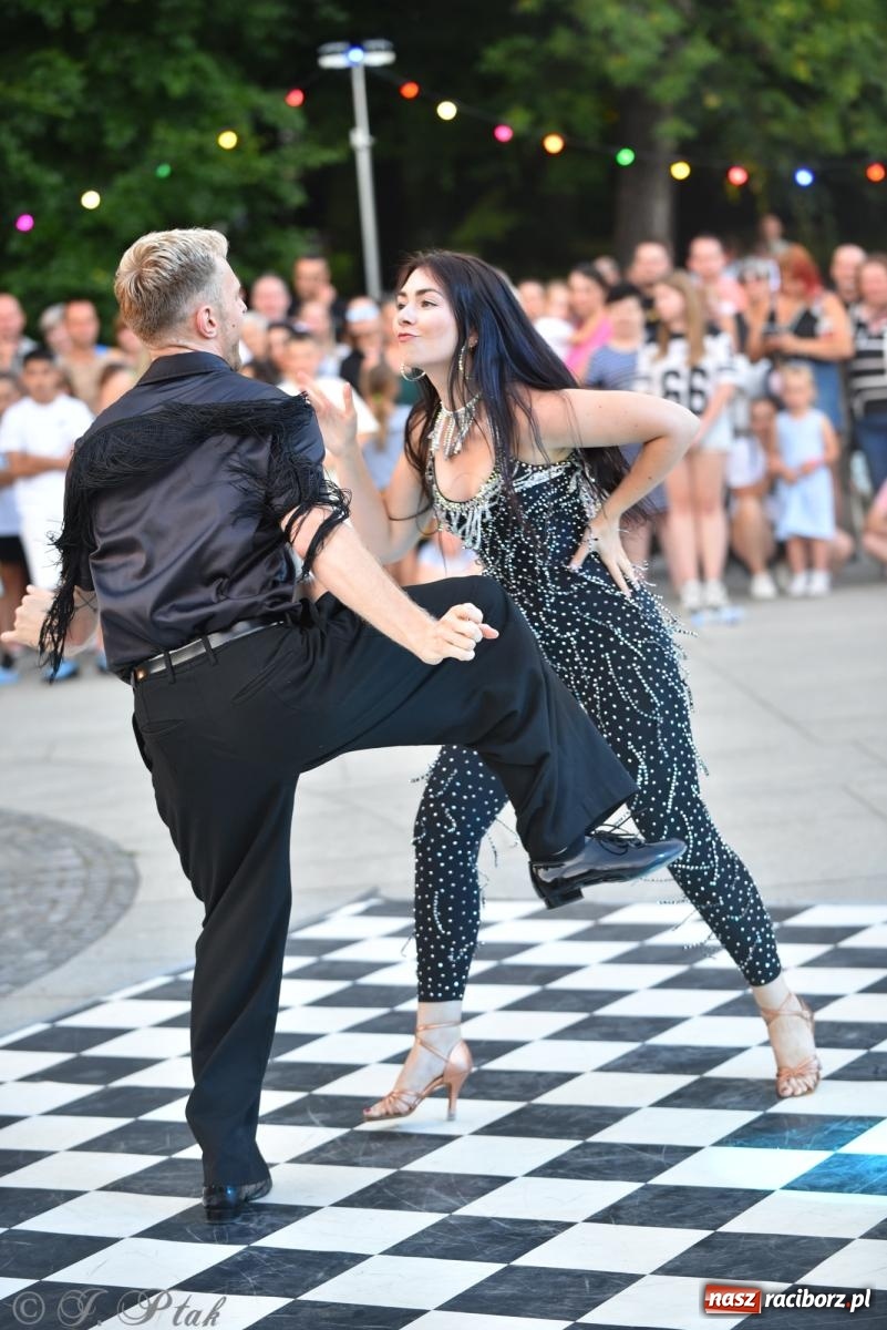 Zdjęcie w galerii na portalu naszraciborz.pl: Magia tańca i wspólnej zabawy. Tancerze z Polski i Czech podsumowali obóz pokazem i potańcówką w parku im. Miasta Roth wiadomości z regionu