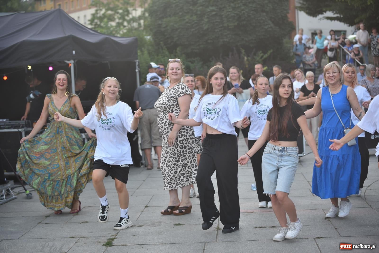 Zdjęcie w galerii na portalu naszraciborz.pl: Magia tańca i wspólnej zabawy. Tancerze z Polski i Czech podsumowali obóz pokazem i potańcówką w parku im. Miasta Roth wiadomości z regionu