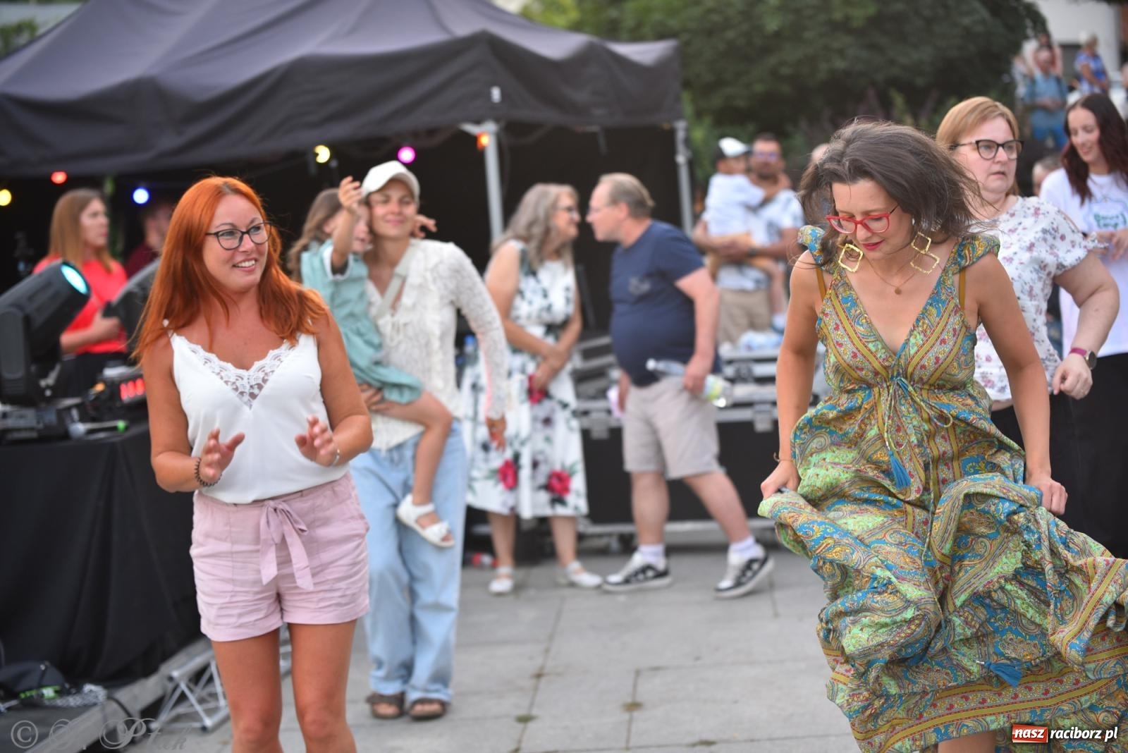 Zdjęcie w galerii na portalu naszraciborz.pl: Magia tańca i wspólnej zabawy. Tancerze z Polski i Czech podsumowali obóz pokazem i potańcówką w parku im. Miasta Roth wiadomości z regionu
