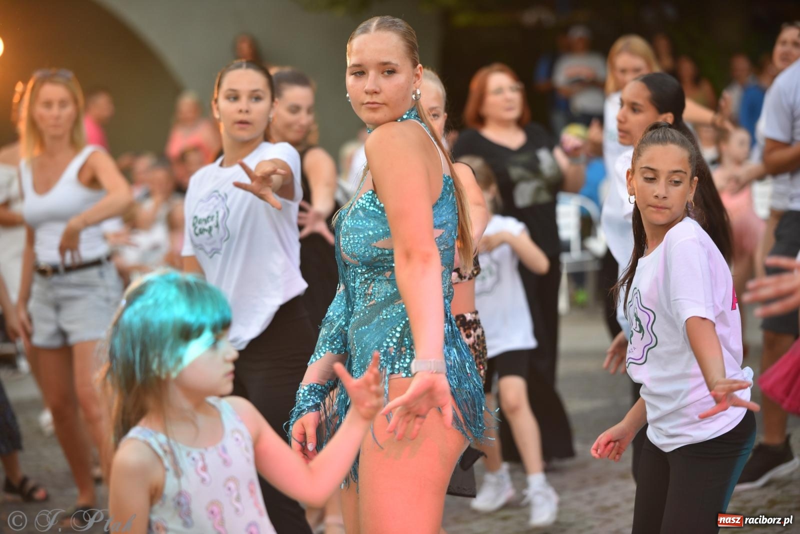 Zdjęcie w galerii na portalu naszraciborz.pl: Magia tańca i wspólnej zabawy. Tancerze z Polski i Czech podsumowali obóz pokazem i potańcówką w parku im. Miasta Roth wiadomości z regionu