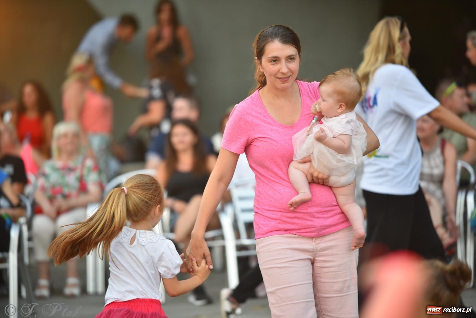 Zdjęcie w galerii na portalu naszraciborz.pl: Magia tańca i wspólnej zabawy. Tancerze z Polski i Czech podsumowali obóz pokazem i potańcówką w parku im. Miasta Roth wiadomości z regionu