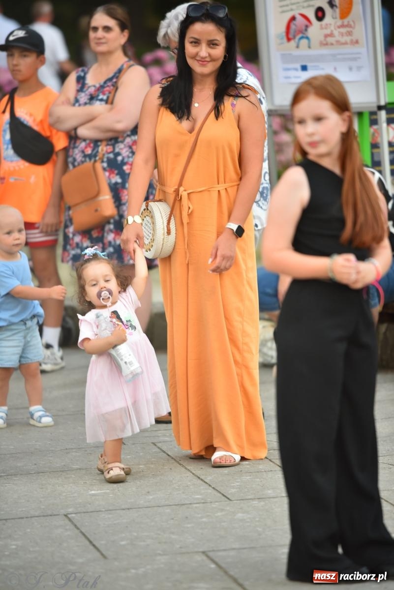 Zdjęcie w galerii na portalu naszraciborz.pl: Magia tańca i wspólnej zabawy. Tancerze z Polski i Czech podsumowali obóz pokazem i potańcówką w parku im. Miasta Roth wiadomości z regionu
