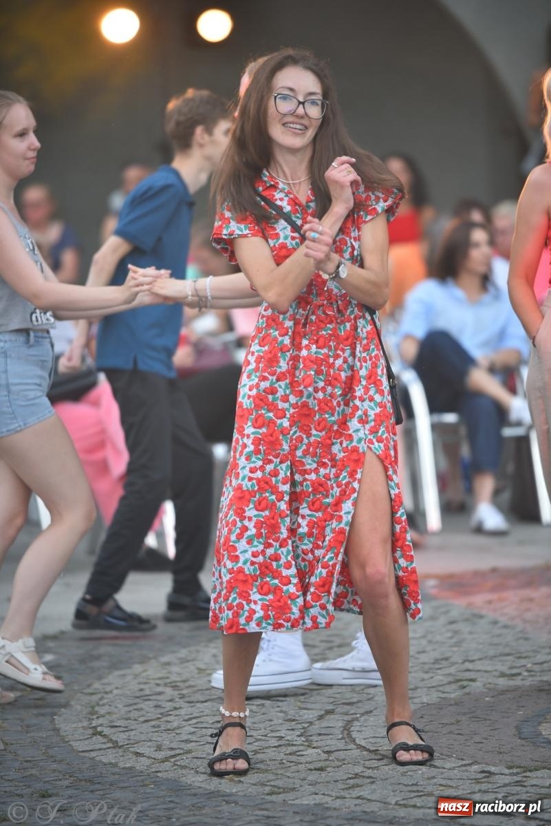 Zdjęcie w galerii na portalu naszraciborz.pl: Magia tańca i wspólnej zabawy. Tancerze z Polski i Czech podsumowali obóz pokazem i potańcówką w parku im. Miasta Roth wiadomości z regionu