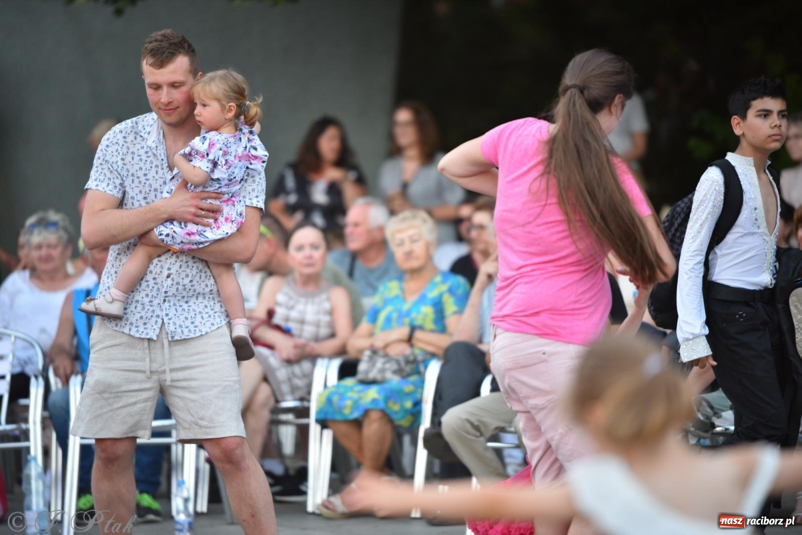 Zdjęcie w galerii na portalu naszraciborz.pl: Magia tańca i wspólnej zabawy. Tancerze z Polski i Czech podsumowali obóz pokazem i potańcówką w parku im. Miasta Roth wiadomości z regionu
