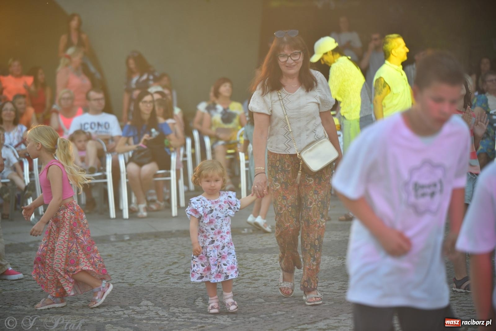 Zdjęcie w galerii na portalu naszraciborz.pl: Magia tańca i wspólnej zabawy. Tancerze z Polski i Czech podsumowali obóz pokazem i potańcówką w parku im. Miasta Roth wiadomości z regionu