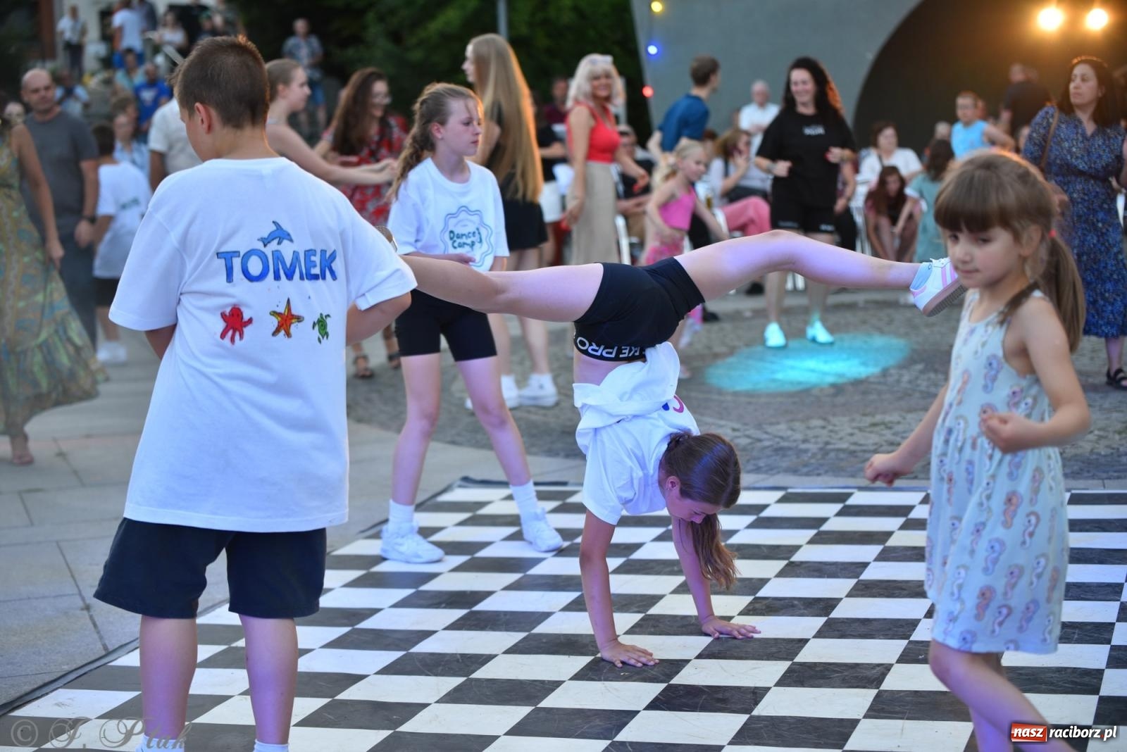 Zdjęcie w galerii na portalu naszraciborz.pl: Magia tańca i wspólnej zabawy. Tancerze z Polski i Czech podsumowali obóz pokazem i potańcówką w parku im. Miasta Roth wiadomości z regionu