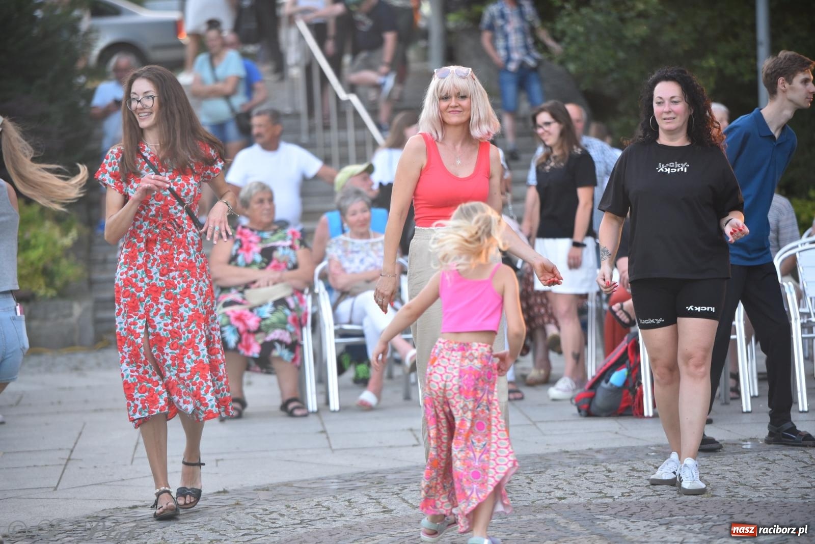 Zdjęcie w galerii na portalu naszraciborz.pl: Magia tańca i wspólnej zabawy. Tancerze z Polski i Czech podsumowali obóz pokazem i potańcówką w parku im. Miasta Roth wiadomości z regionu