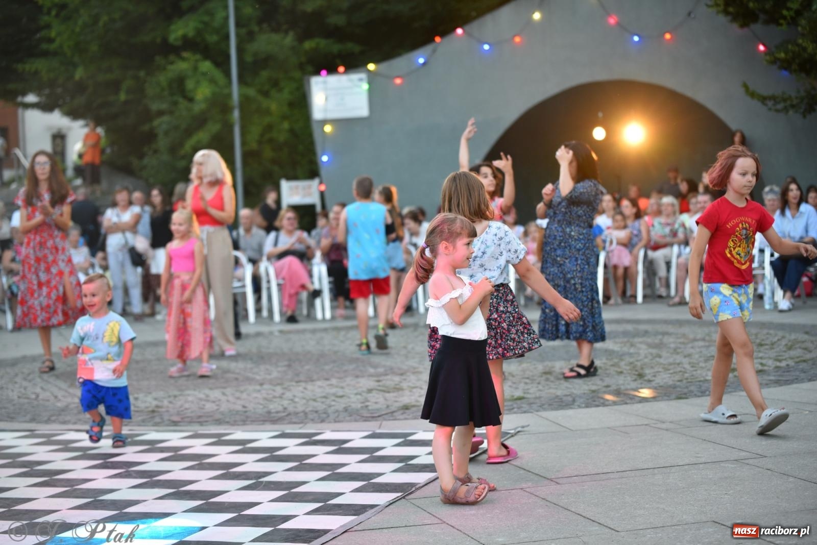 Zdjęcie w galerii na portalu naszraciborz.pl: Magia tańca i wspólnej zabawy. Tancerze z Polski i Czech podsumowali obóz pokazem i potańcówką w parku im. Miasta Roth wiadomości z regionu