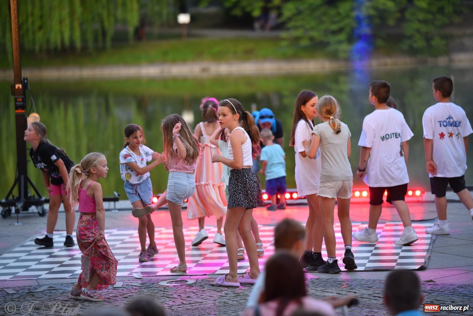 Zdjęcie w galerii na portalu naszraciborz.pl: Magia tańca i wspólnej zabawy. Tancerze z Polski i Czech podsumowali obóz pokazem i potańcówką w parku im. Miasta Roth wiadomości z regionu