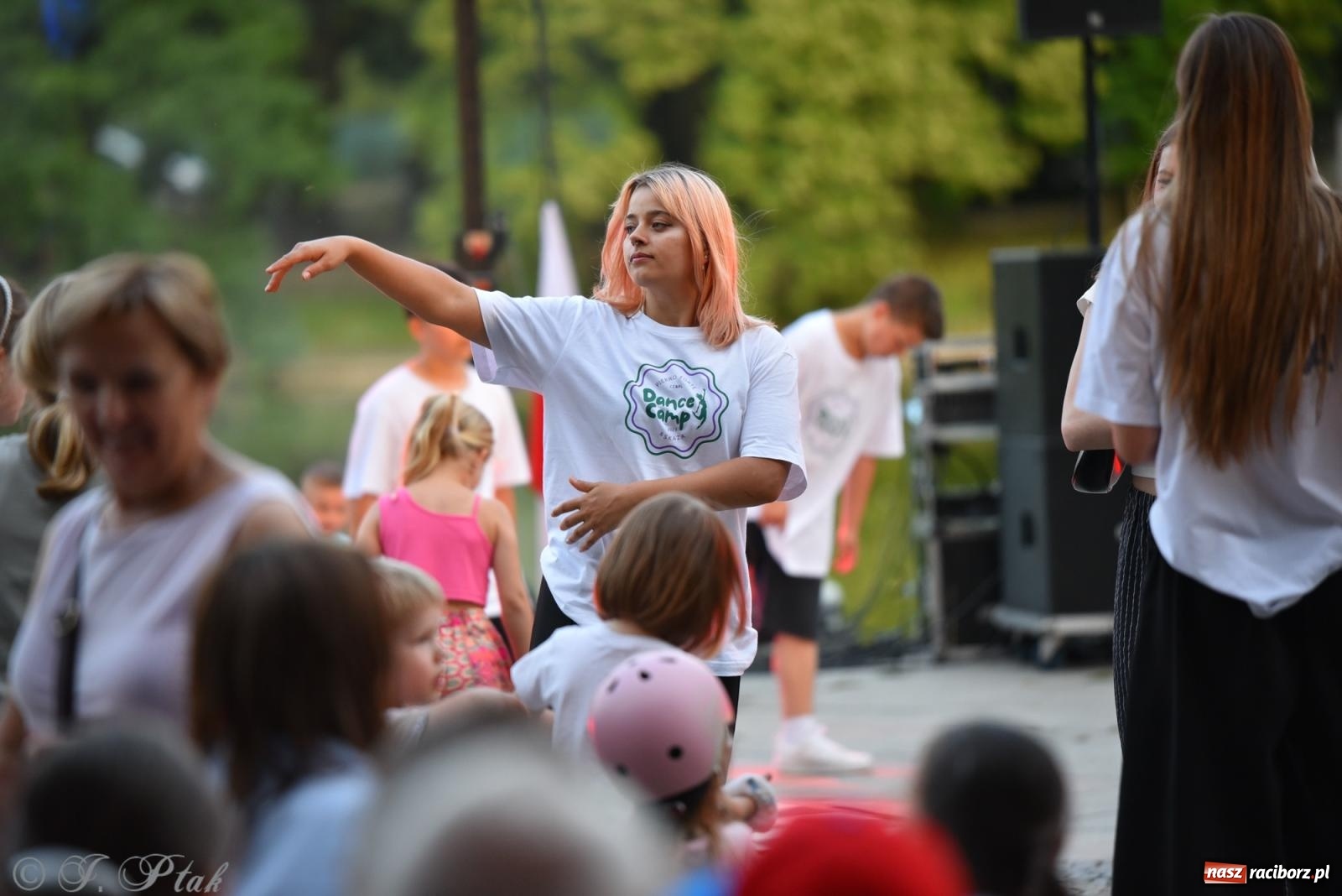 Zdjęcie w galerii na portalu naszraciborz.pl: Magia tańca i wspólnej zabawy. Tancerze z Polski i Czech podsumowali obóz pokazem i potańcówką w parku im. Miasta Roth wiadomości z regionu