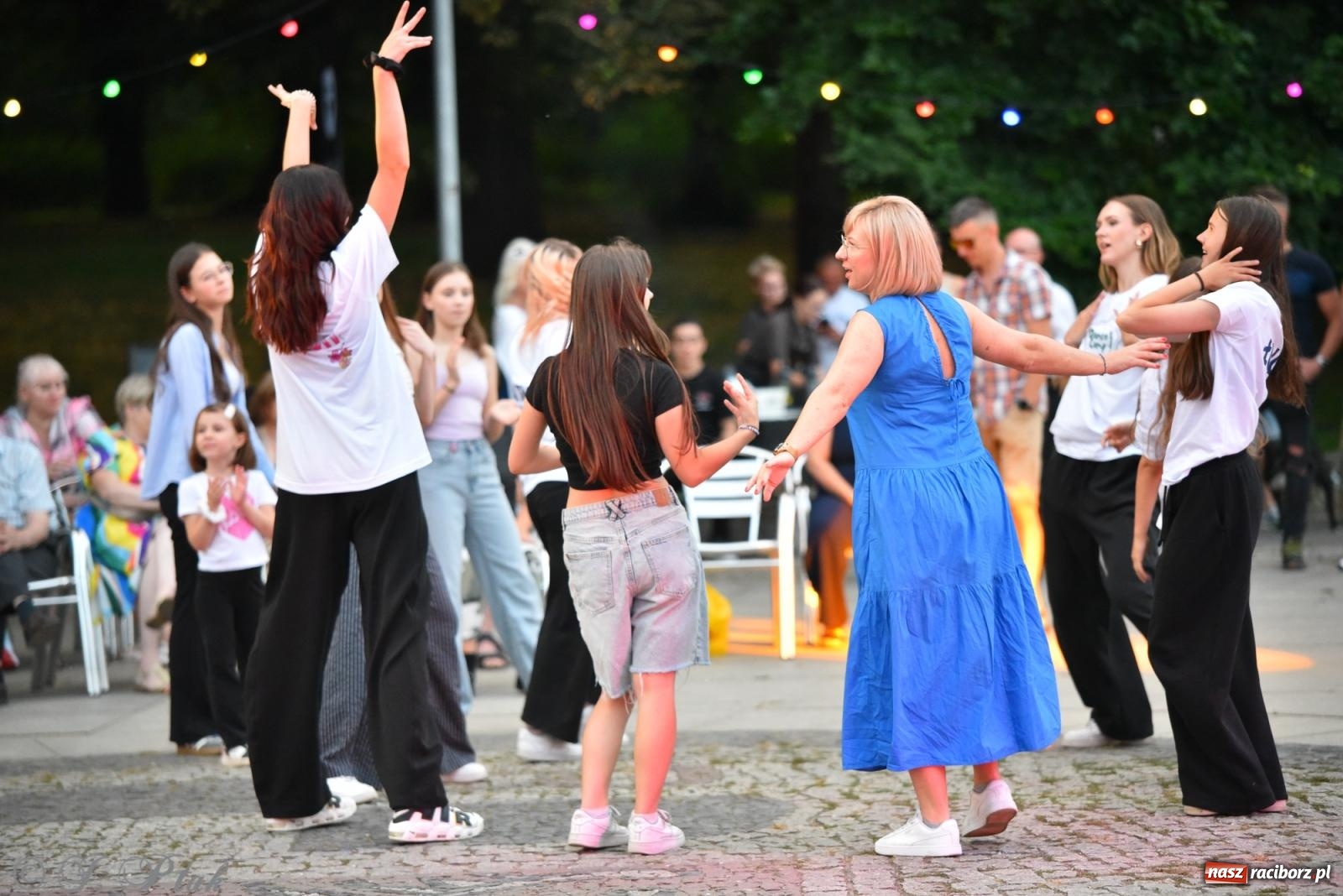 Zdjęcie w galerii na portalu naszraciborz.pl: Magia tańca i wspólnej zabawy. Tancerze z Polski i Czech podsumowali obóz pokazem i potańcówką w parku im. Miasta Roth wiadomości z regionu