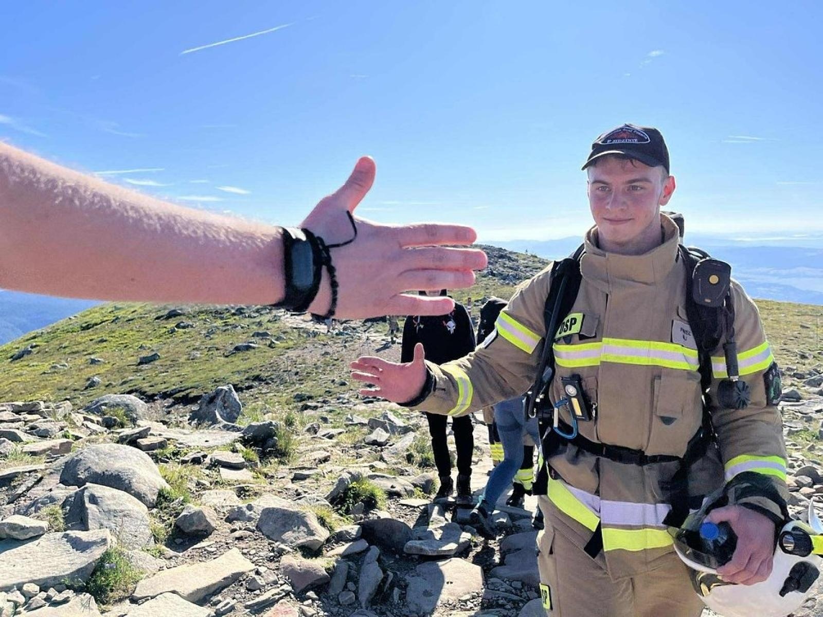 Zdjęcie w galerii na portalu naszraciborz.pl: Piąta górska wyprawa strażaków zakończona sukcesem. Ze szczytu Babiej Góry wybrzmiał apel - zostań potencjalnym dawcą szpiku! wiadomości z regionu