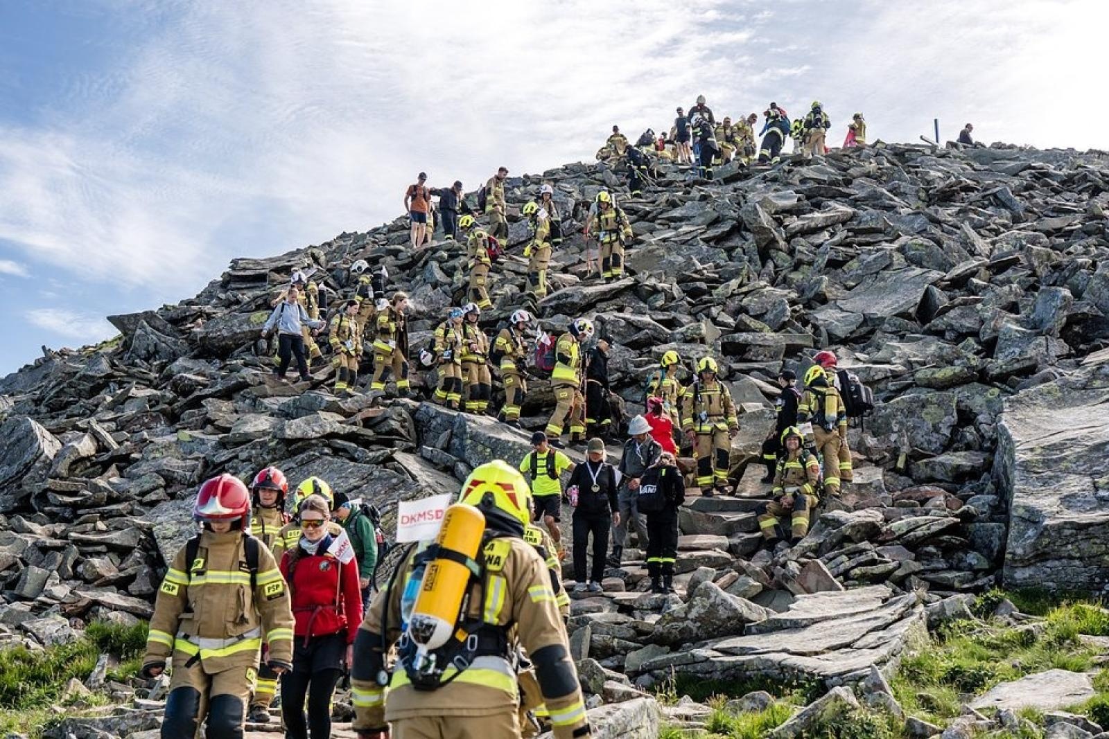 Zdjęcie w galerii na portalu naszraciborz.pl: Piąta górska wyprawa strażaków zakończona sukcesem. Ze szczytu Babiej Góry wybrzmiał apel - zostań potencjalnym dawcą szpiku! wiadomości z regionu