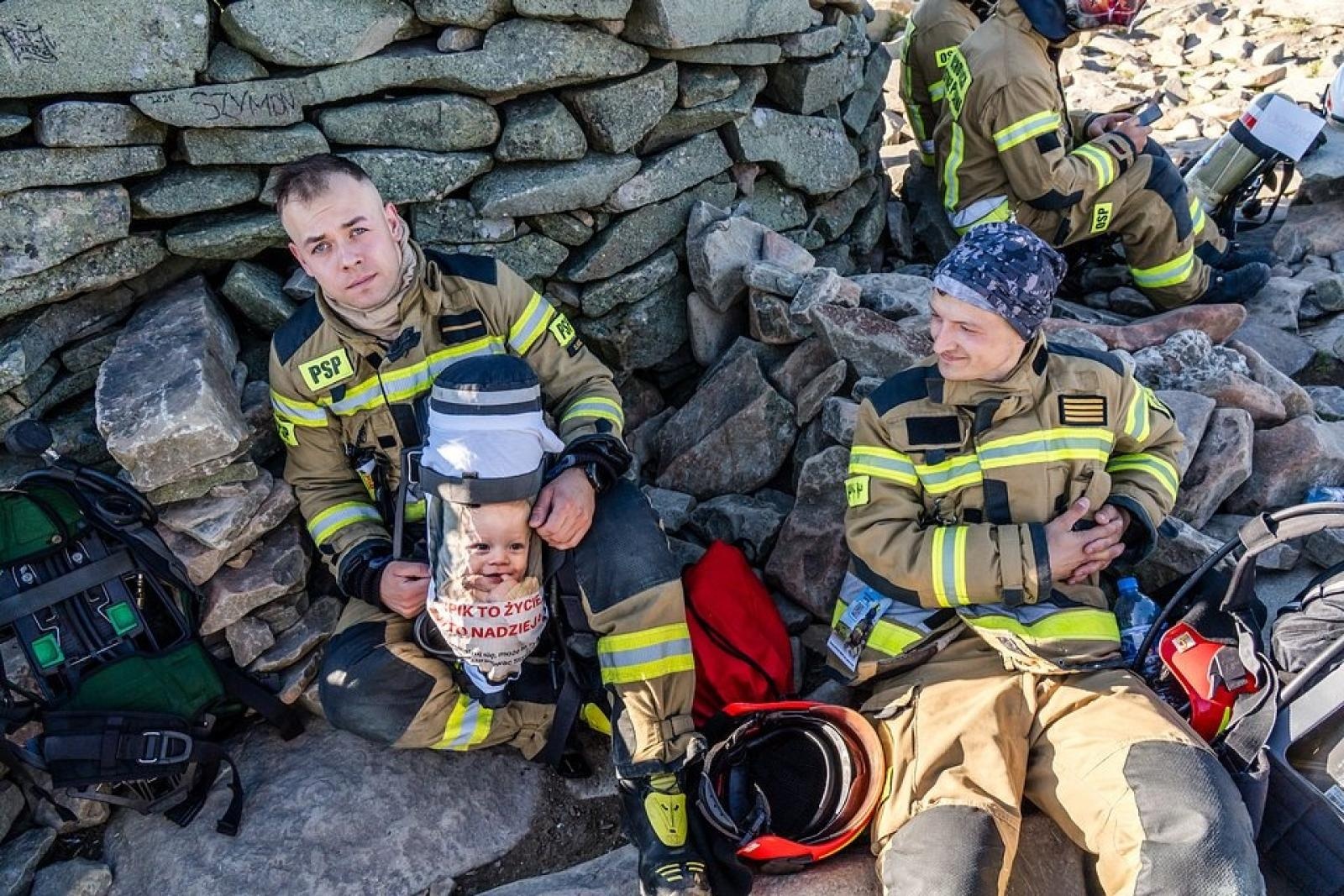 Zdjęcie w galerii na portalu naszraciborz.pl: Piąta górska wyprawa strażaków zakończona sukcesem. Ze szczytu Babiej Góry wybrzmiał apel - zostań potencjalnym dawcą szpiku! wiadomości z regionu