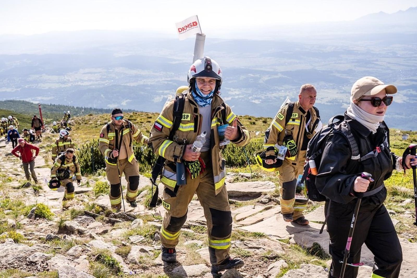 Zdjęcie w galerii na portalu naszraciborz.pl: Piąta górska wyprawa strażaków zakończona sukcesem. Ze szczytu Babiej Góry wybrzmiał apel - zostań potencjalnym dawcą szpiku! wiadomości z regionu