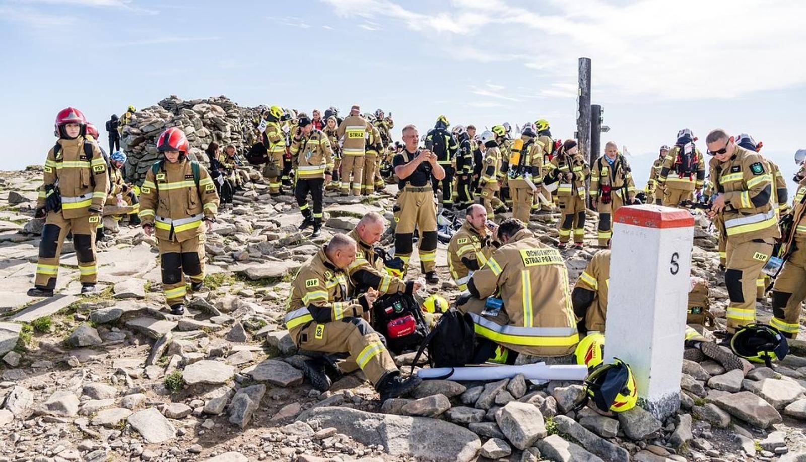 Zdjęcie w galerii na portalu naszraciborz.pl: Piąta górska wyprawa strażaków zakończona sukcesem. Ze szczytu Babiej Góry wybrzmiał apel - zostań potencjalnym dawcą szpiku! wiadomości z regionu