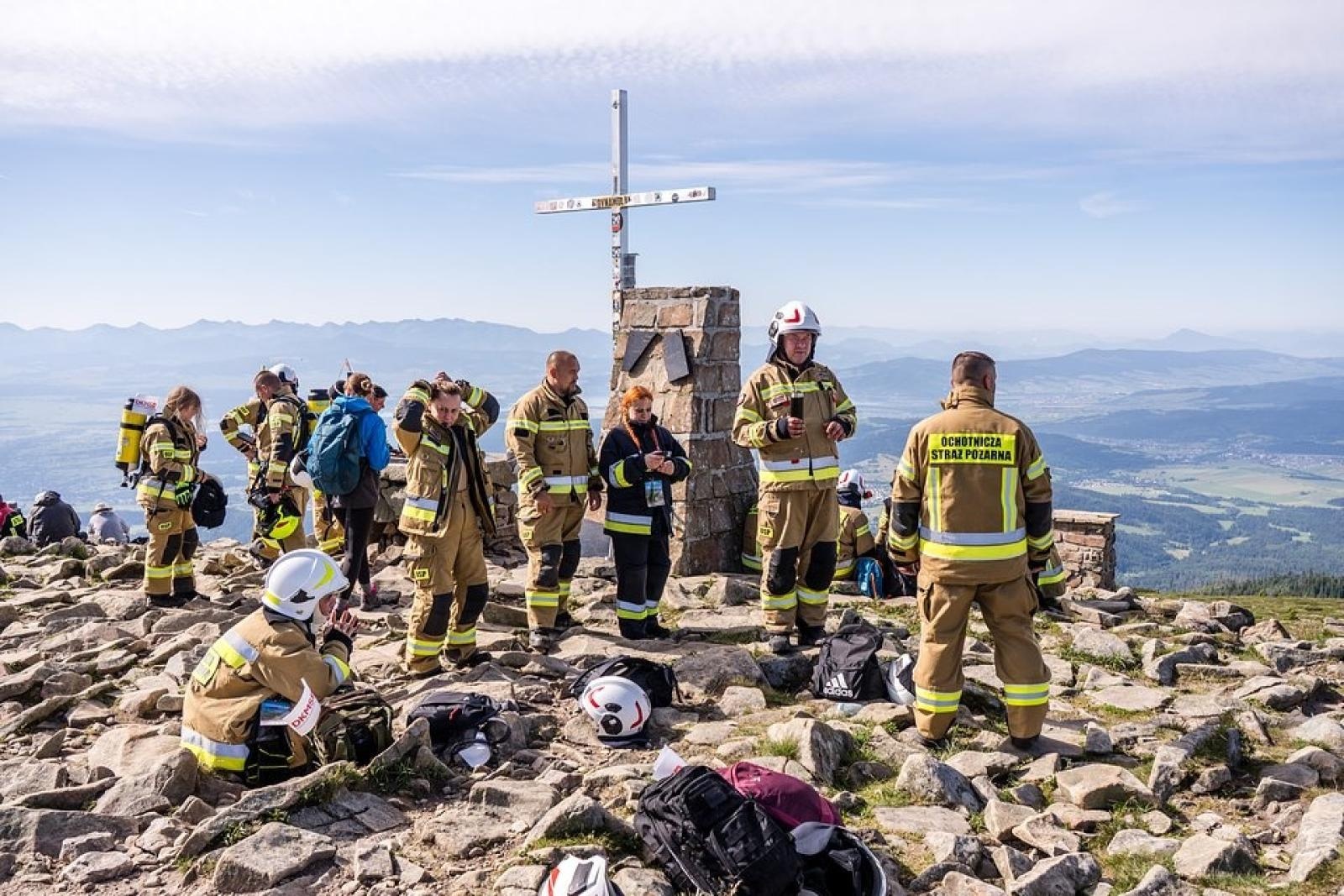 Zdjęcie w galerii na portalu naszraciborz.pl: Piąta górska wyprawa strażaków zakończona sukcesem. Ze szczytu Babiej Góry wybrzmiał apel - zostań potencjalnym dawcą szpiku! wiadomości z regionu