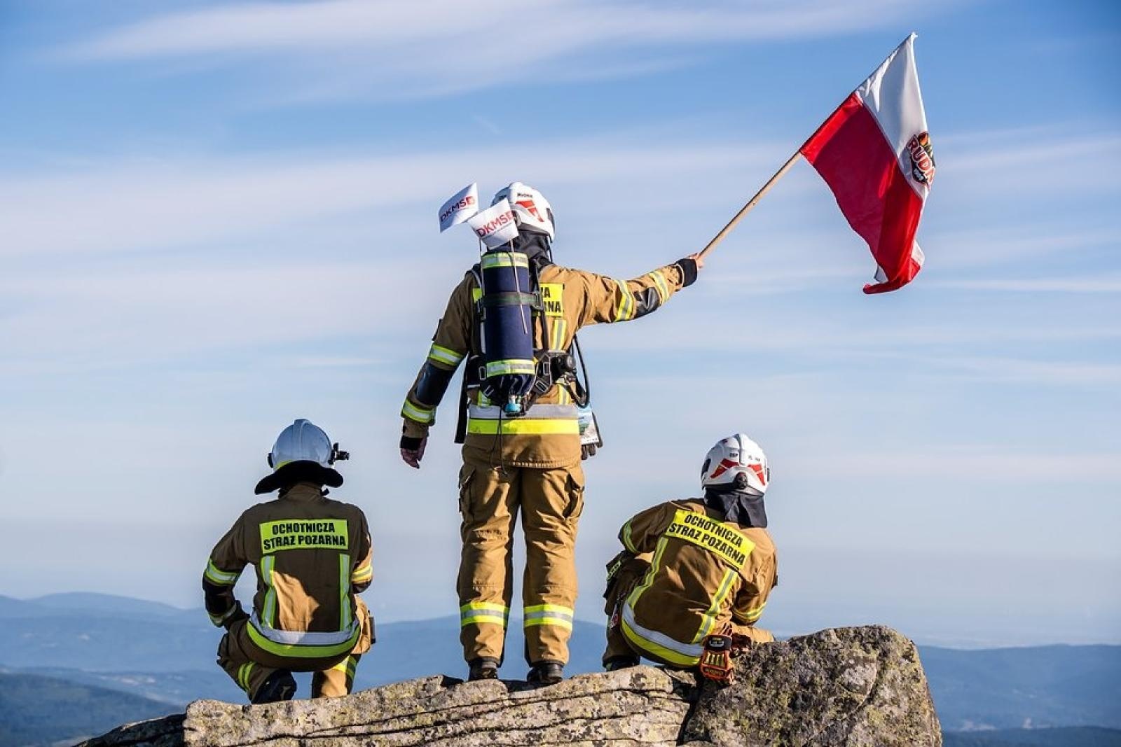 Zdjęcie w galerii na portalu naszraciborz.pl: Piąta górska wyprawa strażaków zakończona sukcesem. Ze szczytu Babiej Góry wybrzmiał apel - zostań potencjalnym dawcą szpiku! wiadomości z regionu