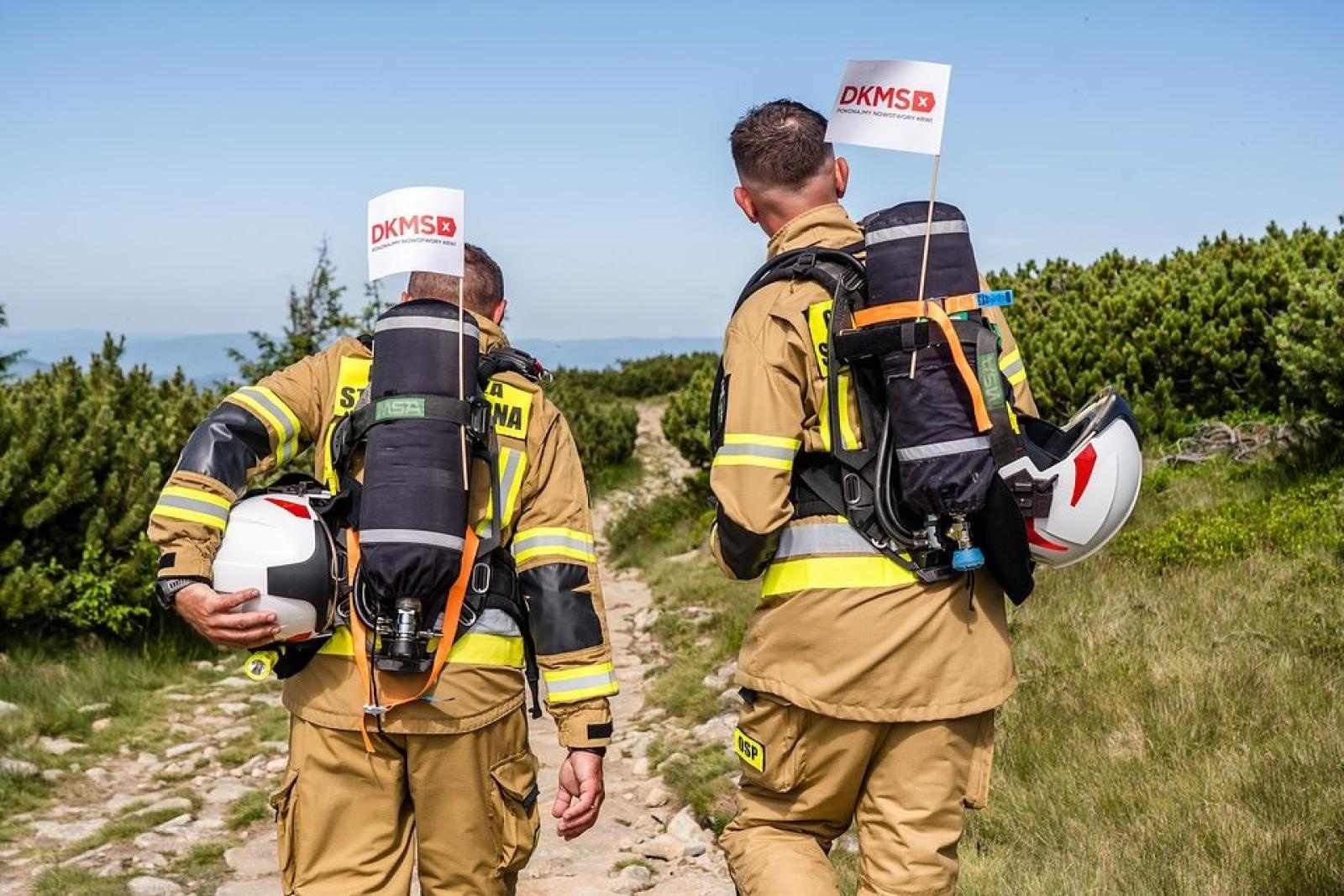 Zdjęcie w galerii na portalu naszraciborz.pl: Piąta górska wyprawa strażaków zakończona sukcesem. Ze szczytu Babiej Góry wybrzmiał apel - zostań potencjalnym dawcą szpiku! wiadomości z regionu