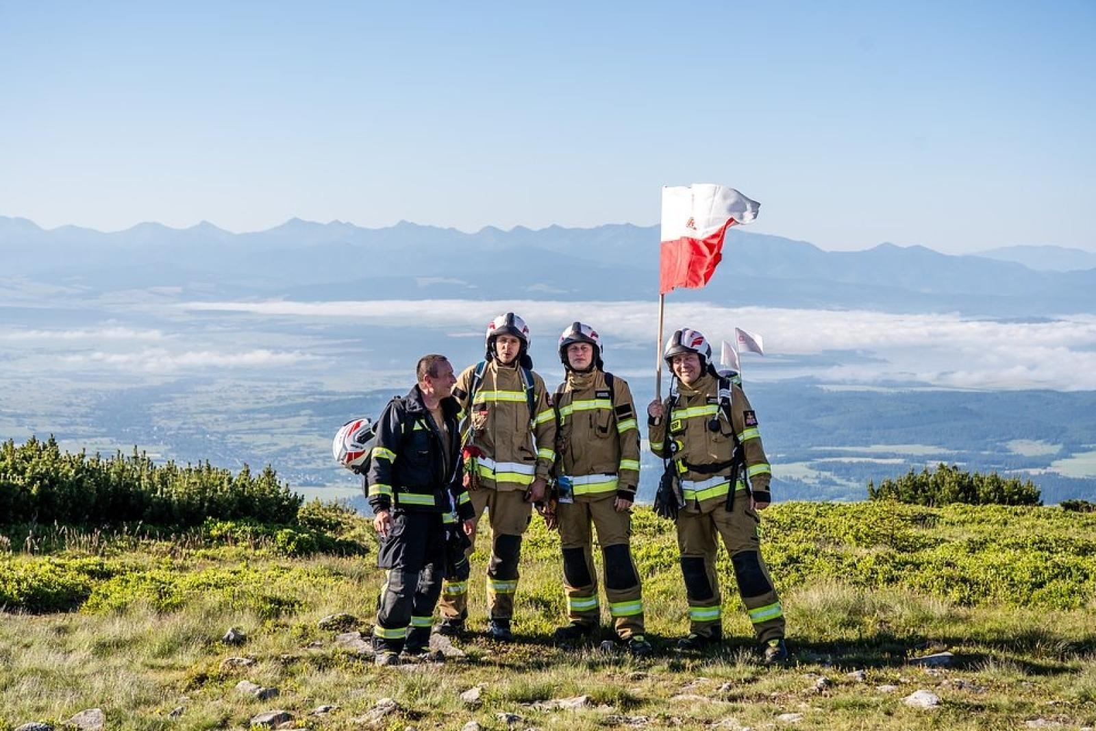 Zdjęcie w galerii na portalu naszraciborz.pl: Piąta górska wyprawa strażaków zakończona sukcesem. Ze szczytu Babiej Góry wybrzmiał apel - zostań potencjalnym dawcą szpiku! wiadomości z regionu