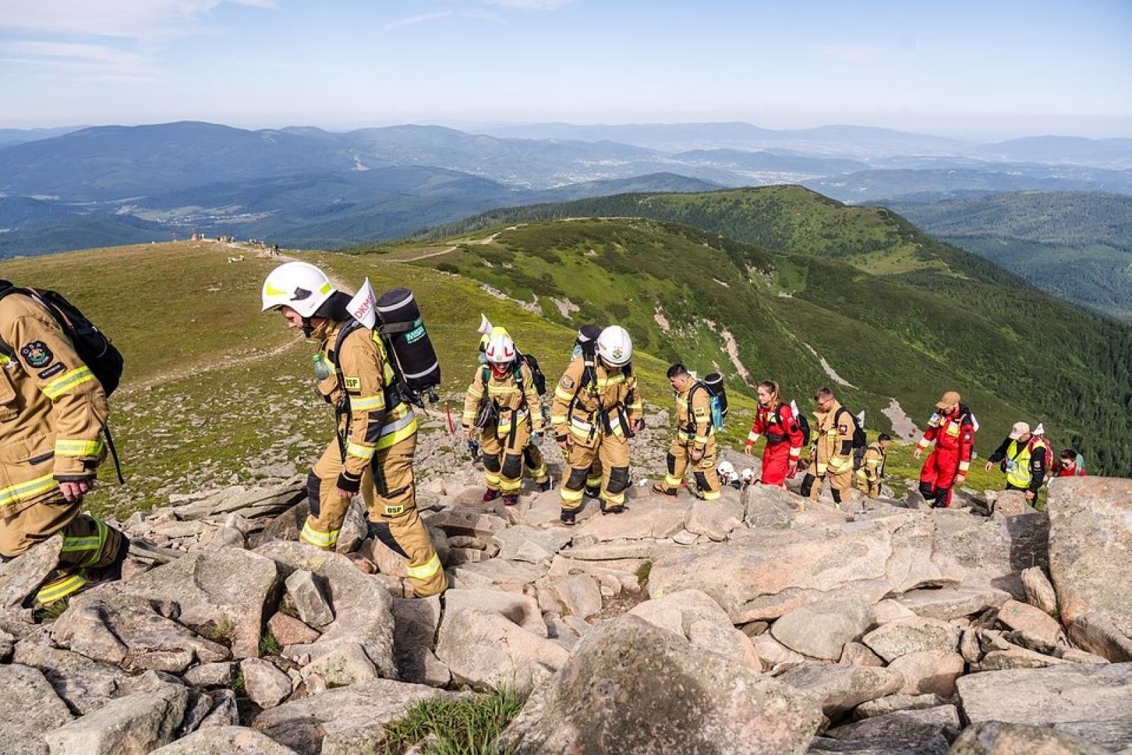 Zdjęcie w galerii na portalu naszraciborz.pl: Piąta górska wyprawa strażaków zakończona sukcesem. Ze szczytu Babiej Góry wybrzmiał apel - zostań potencjalnym dawcą szpiku! wiadomości z regionu