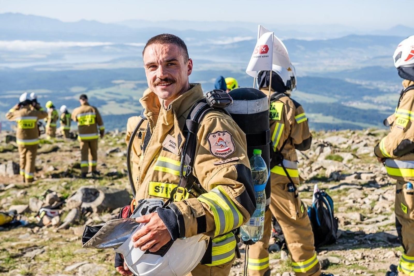 Zdjęcie w galerii na portalu naszraciborz.pl: Piąta górska wyprawa strażaków zakończona sukcesem. Ze szczytu Babiej Góry wybrzmiał apel - zostań potencjalnym dawcą szpiku! wiadomości z regionu