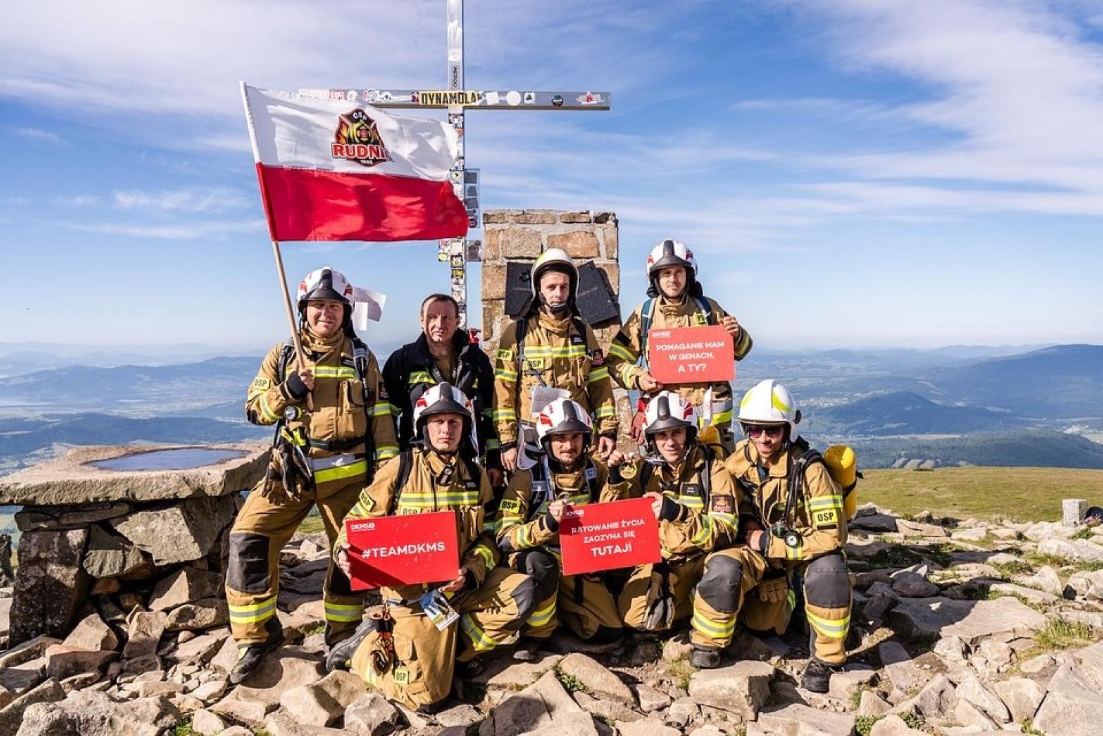 Zdjęcie w galerii na portalu naszraciborz.pl: Piąta górska wyprawa strażaków zakończona sukcesem. Ze szczytu Babiej Góry wybrzmiał apel - zostań potencjalnym dawcą szpiku! wiadomości z regionu