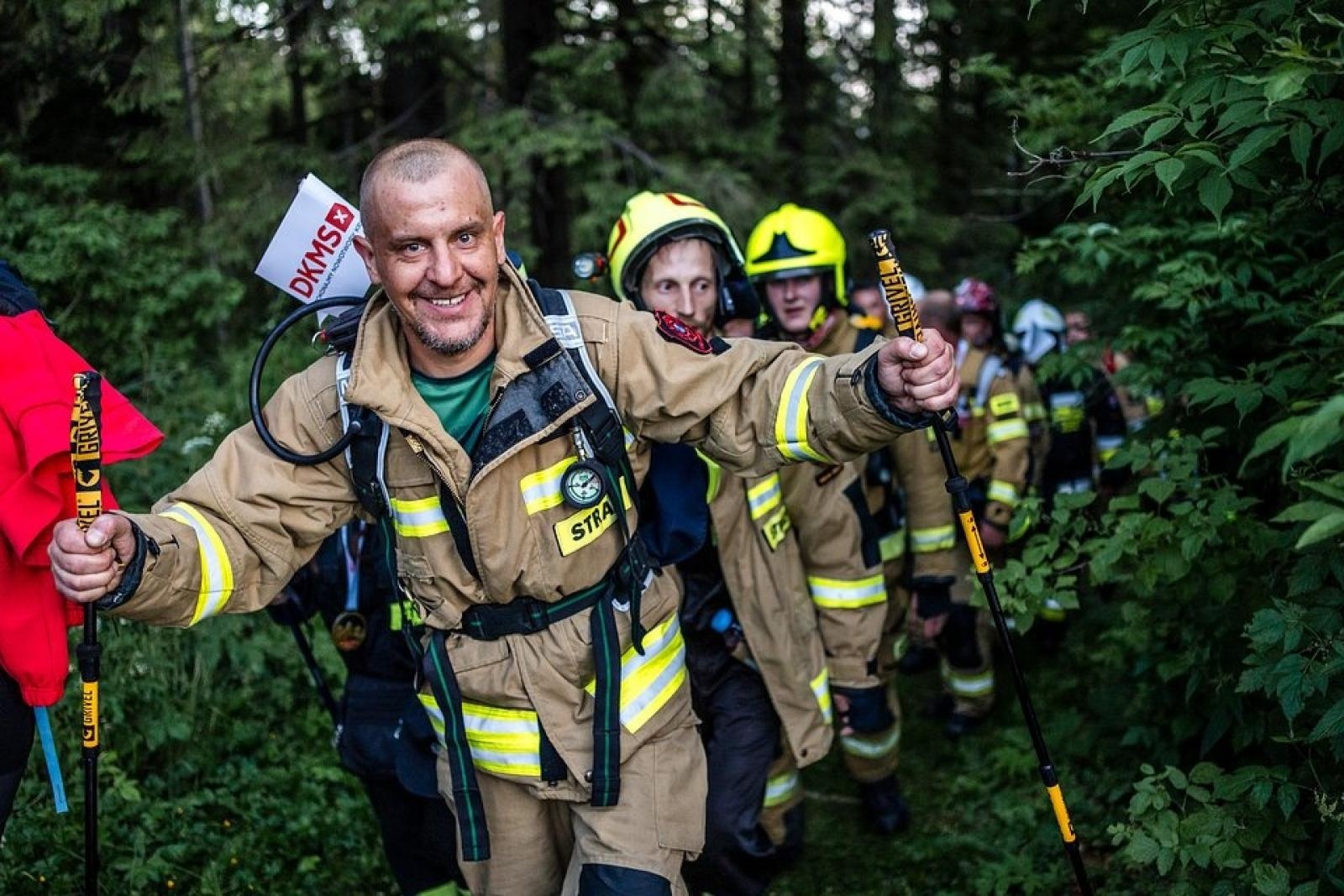 Zdjęcie w galerii na portalu naszraciborz.pl: Piąta górska wyprawa strażaków zakończona sukcesem. Ze szczytu Babiej Góry wybrzmiał apel - zostań potencjalnym dawcą szpiku! wiadomości z regionu