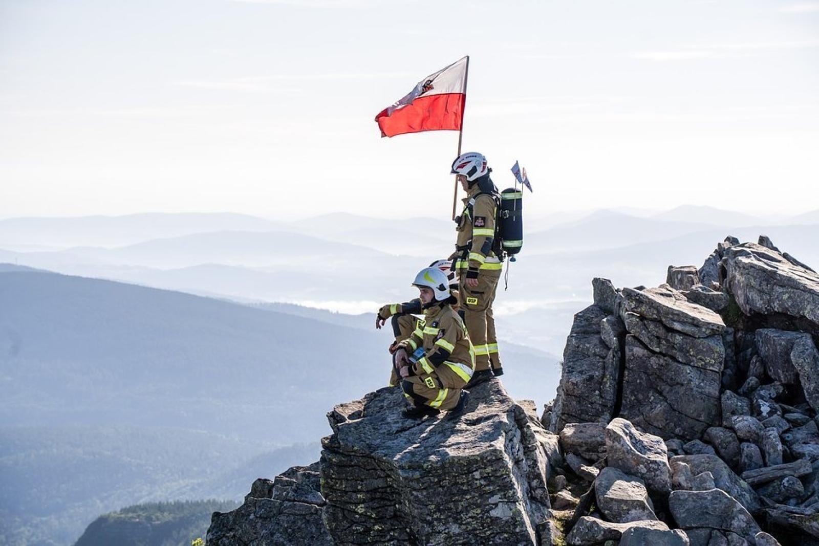 Zdjęcie w galerii na portalu naszraciborz.pl: Piąta górska wyprawa strażaków zakończona sukcesem. Ze szczytu Babiej Góry wybrzmiał apel - zostań potencjalnym dawcą szpiku! wiadomości z regionu